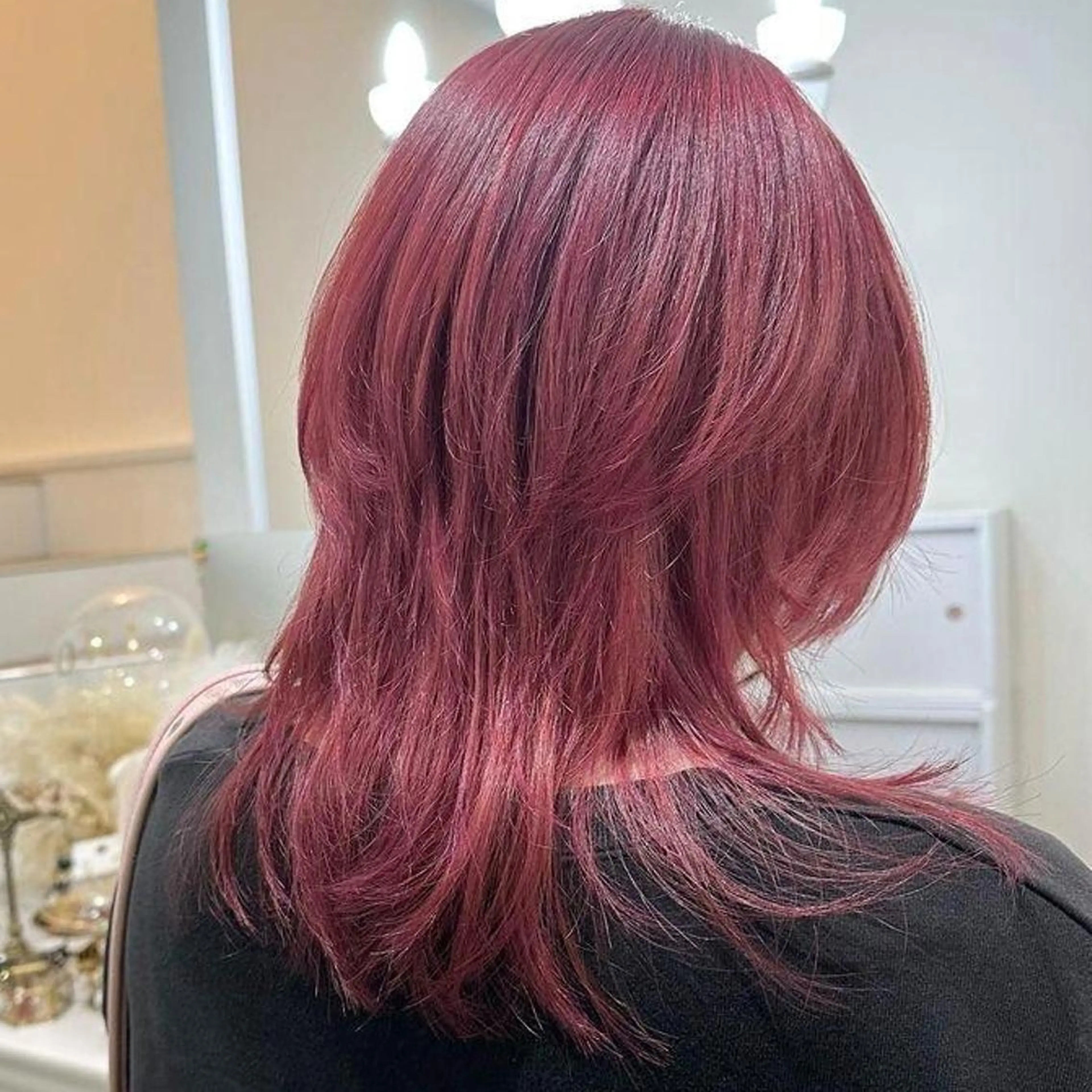 ミディアム カラー レッドカラー ウルフカット ORIKA 美容室のヘアスタイル