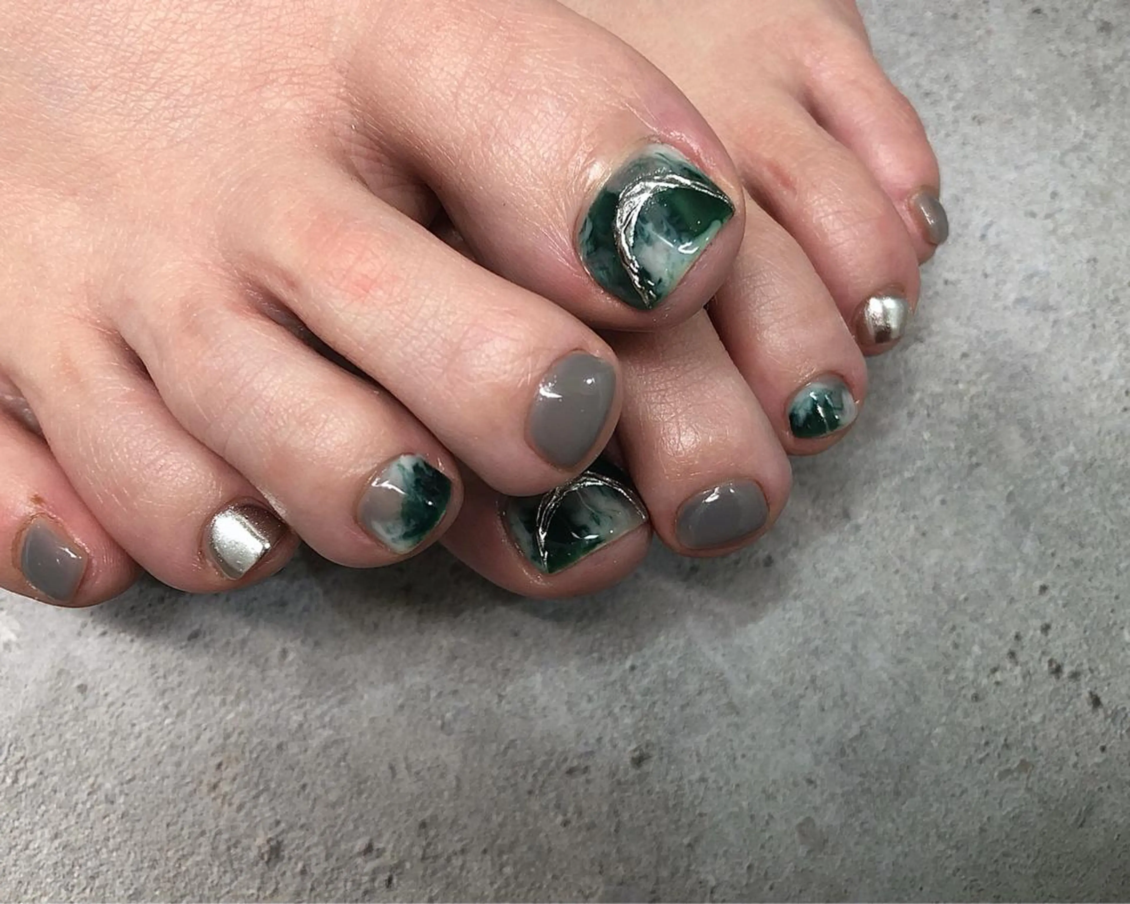 ネイル フットネイル グリーン ニュアンスネイル シルバー フットネイル nail heron所属・saki_ nail heronのその他イメージ