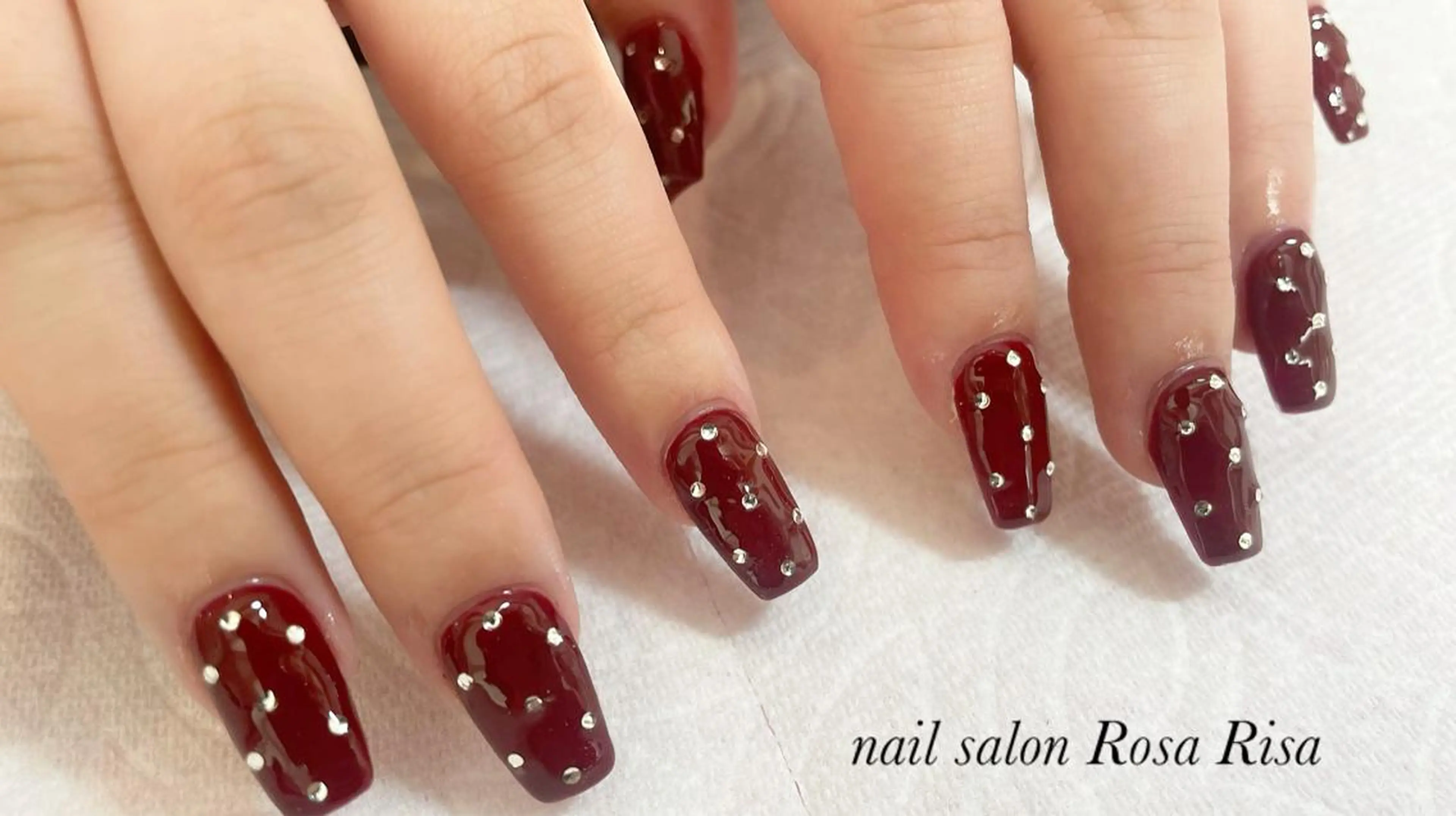 ミディアム アイブロウ ネイルスタジオ シェイクユアハンズのネイルデザイン