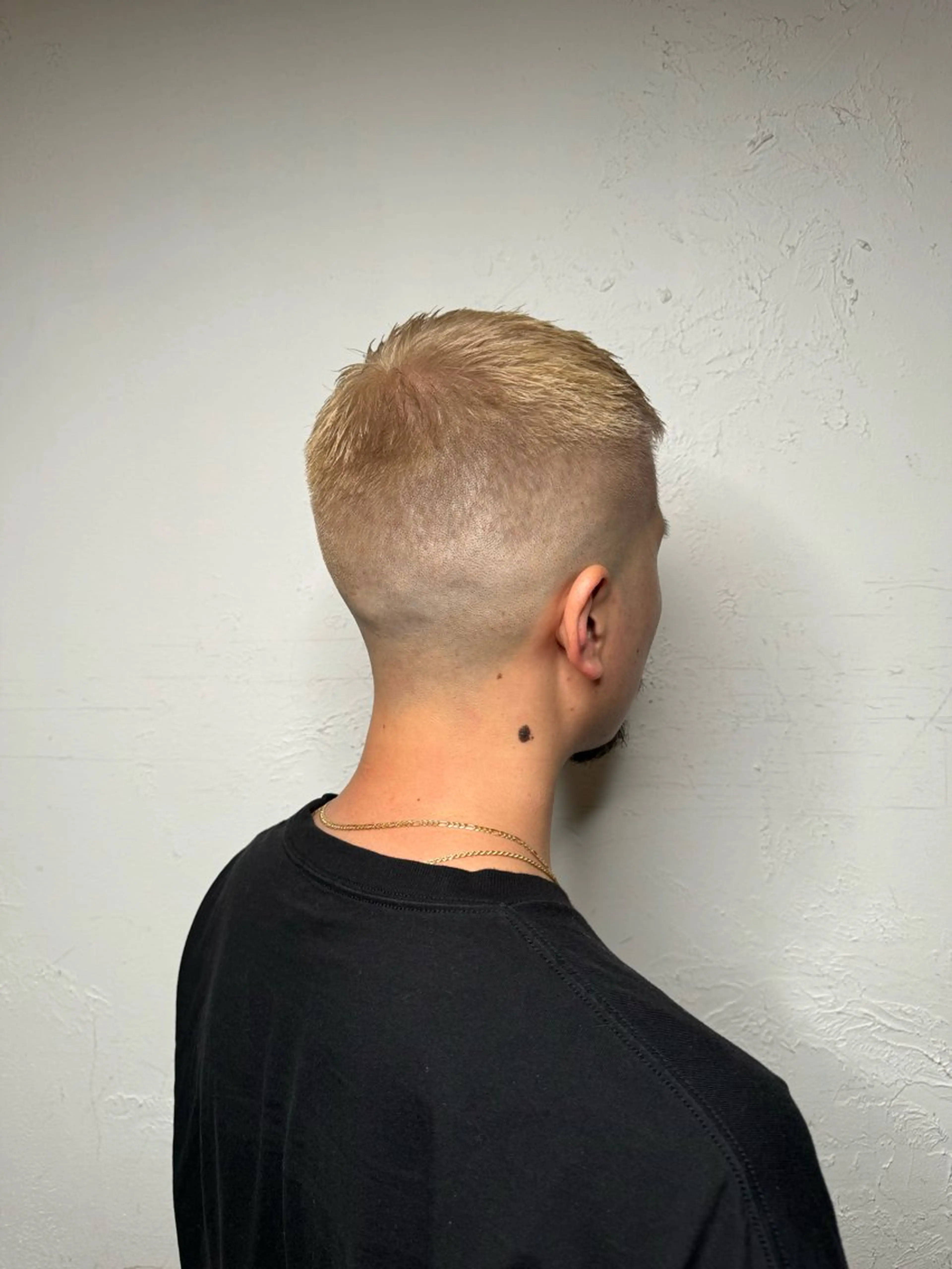 ショート カラー メンズ センターパート ダウンパーマ フェードカット メンズハイライト メンズハイトーン カット ヘアカラー トリートメント 💈メンズ特化💈 TASUKUのヘアスタイル