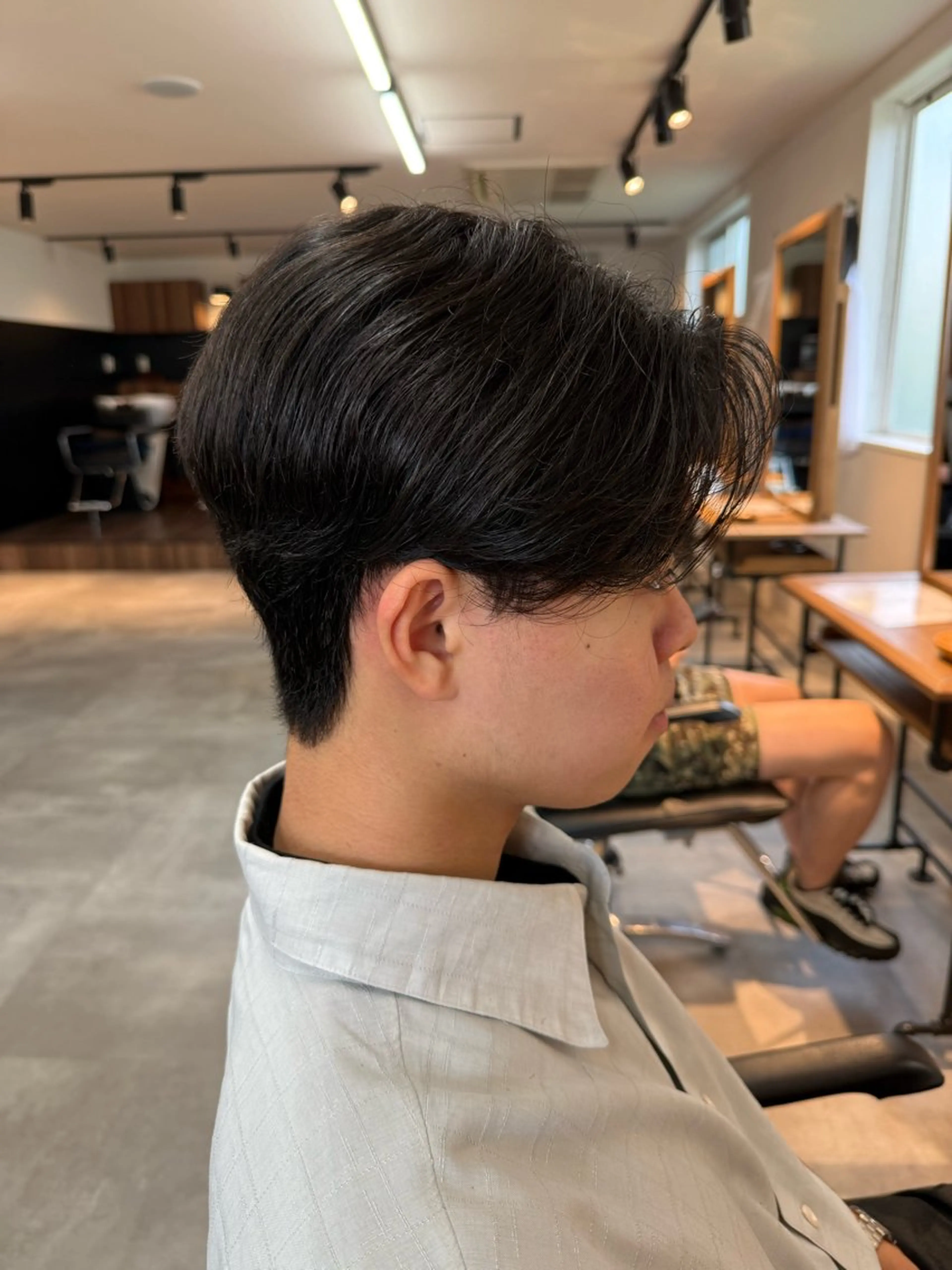 メンズ センターパート ダウンパーマ フェザーパーマ メンズ韓国風 メンズパーマ カット パーマ 韓国スタイル特化 ニュアンスパーマ下田のヘアスタイル