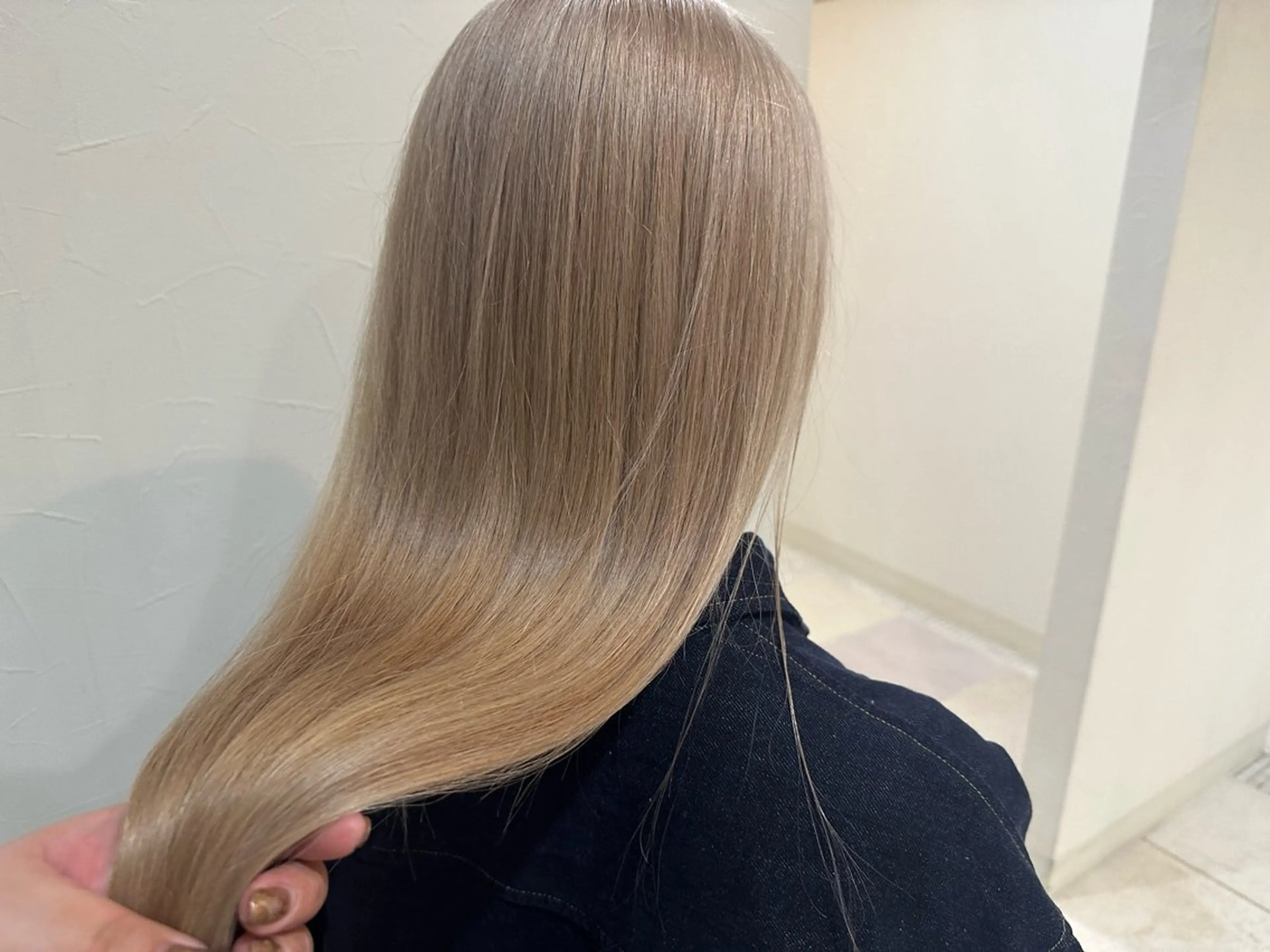 ロング カラー 池田凛/ ハイトーンカラーのヘアスタイル