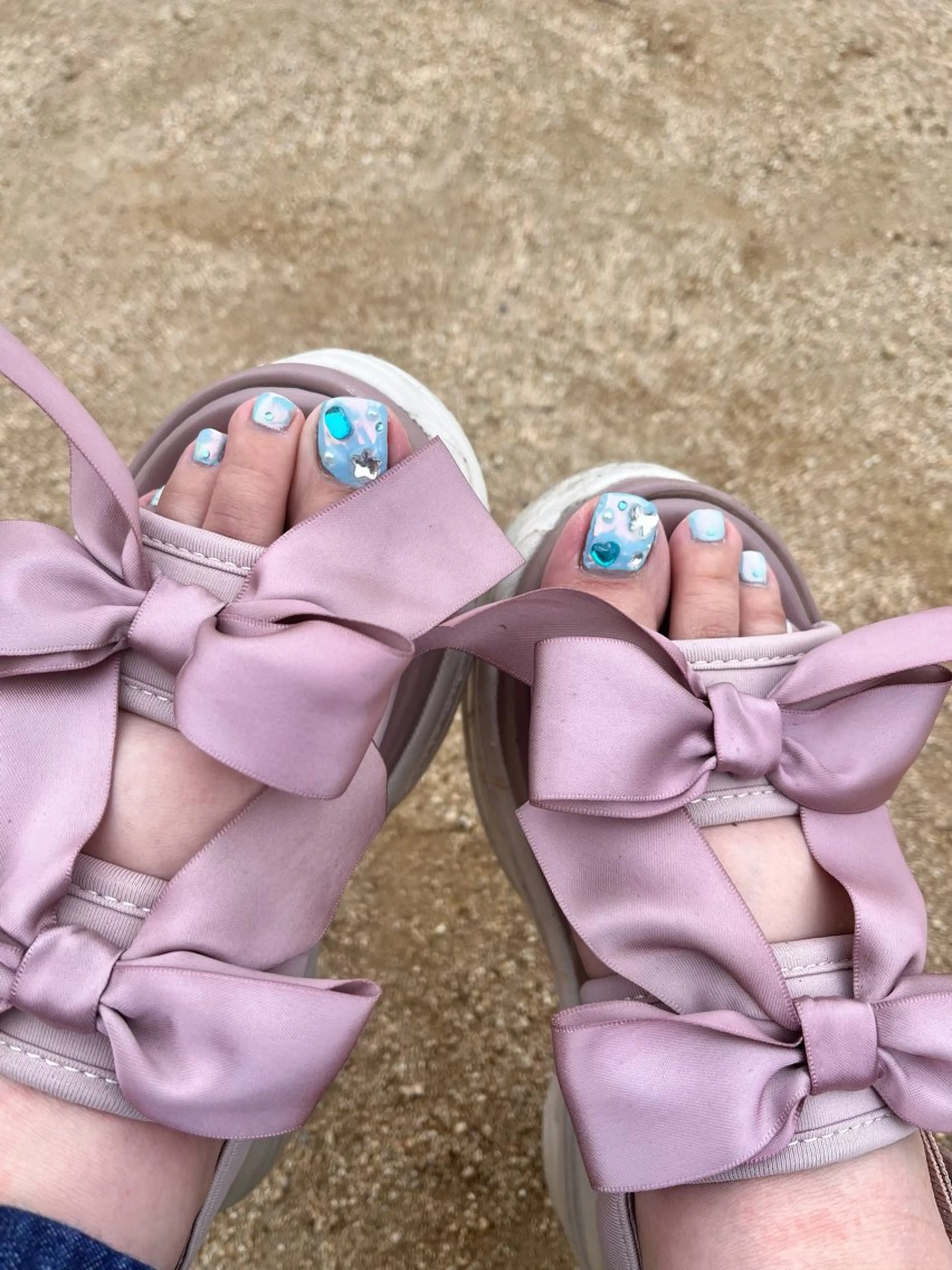 ネイル オーロラネイル フットネイル キラキラネイル リボン フットネイル Twinkle Nail Kuboのネイルデザイン