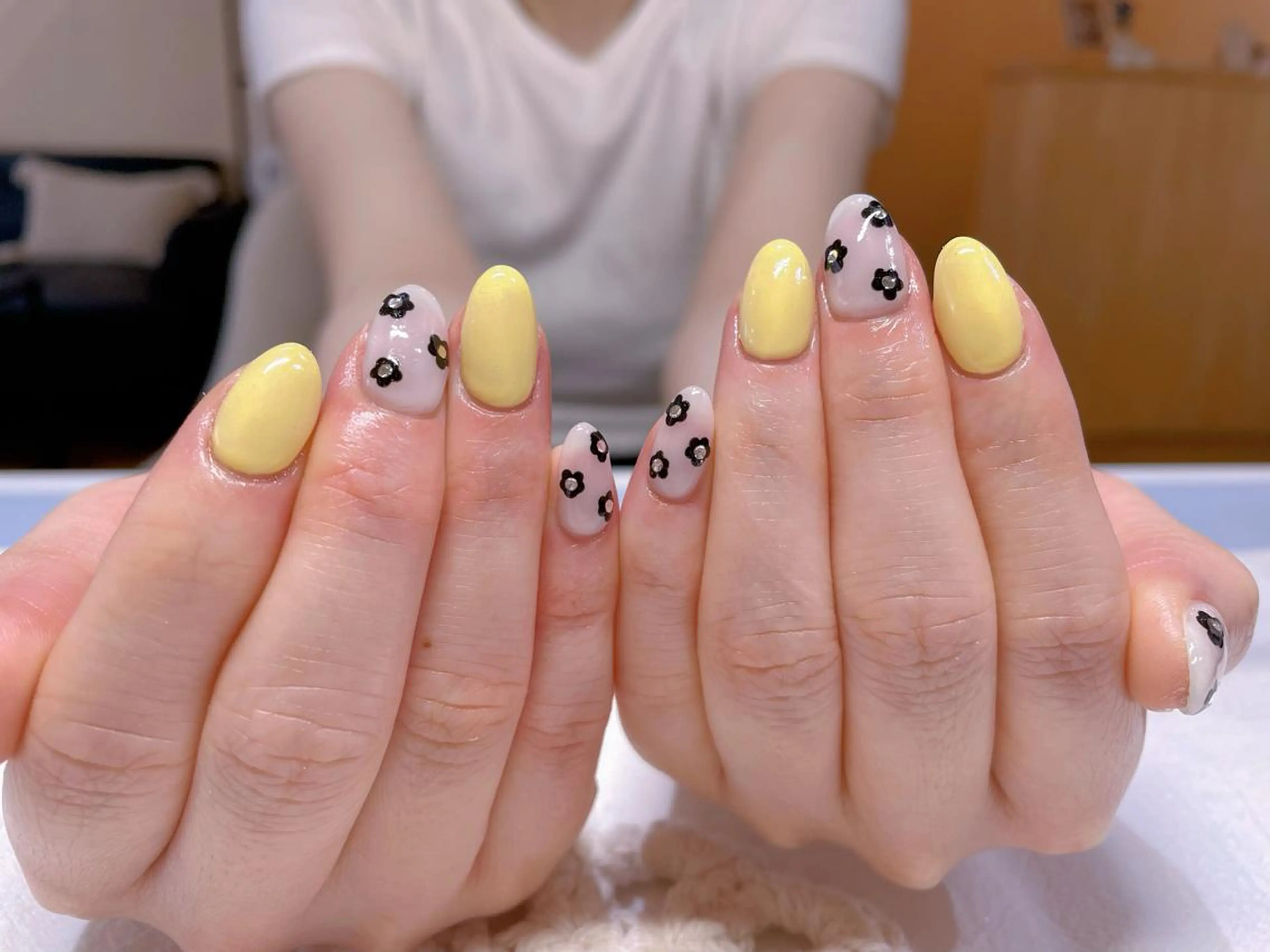 ネイル フラワーネイル 黄色 ハンドネイル ネイリスト ❄️ユキ❄️のネイルデザイン