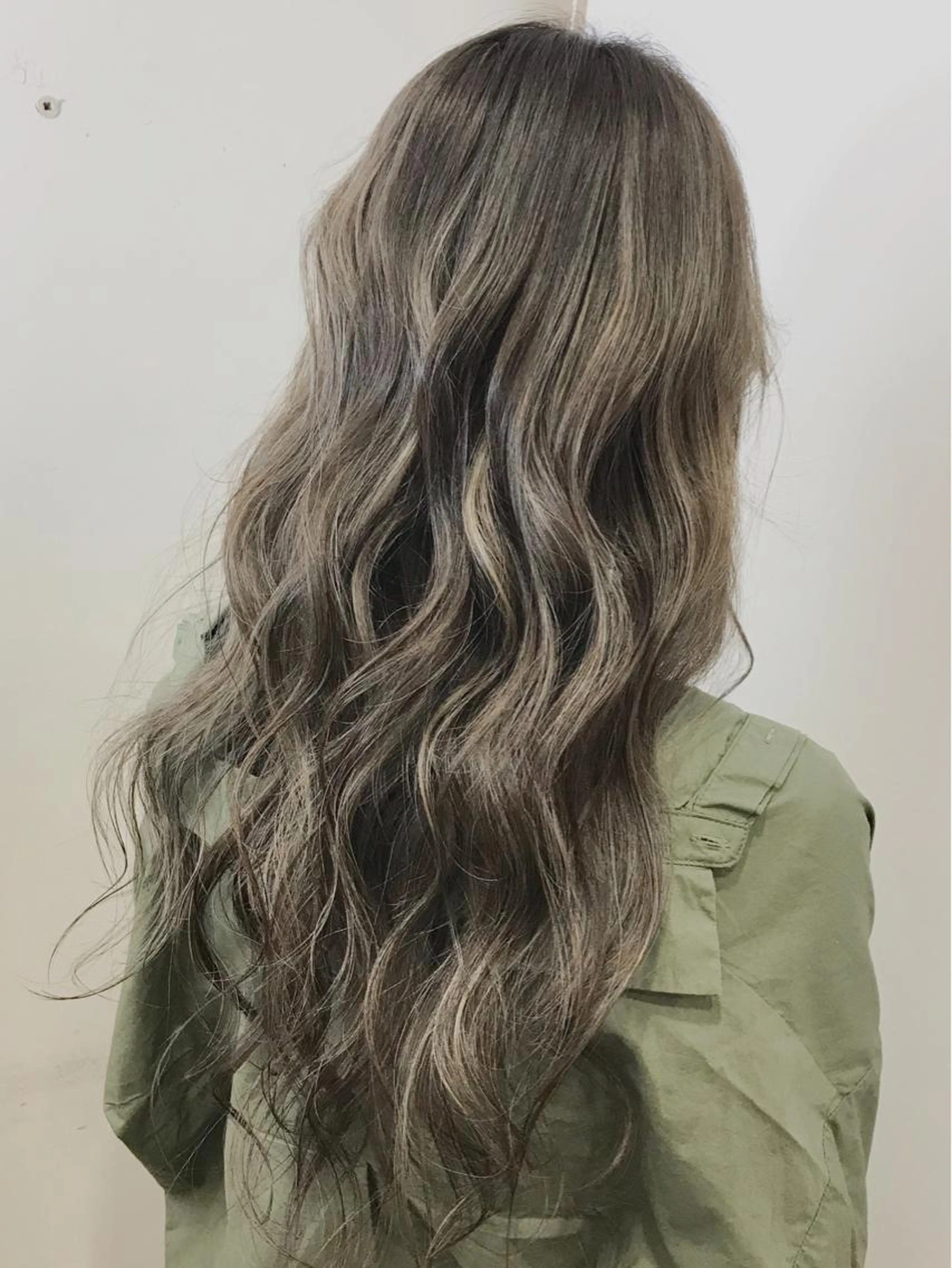 人気No.2🩶外国人風ハイライト🪡+透け感カラー+ハホニコトリートメントの写真