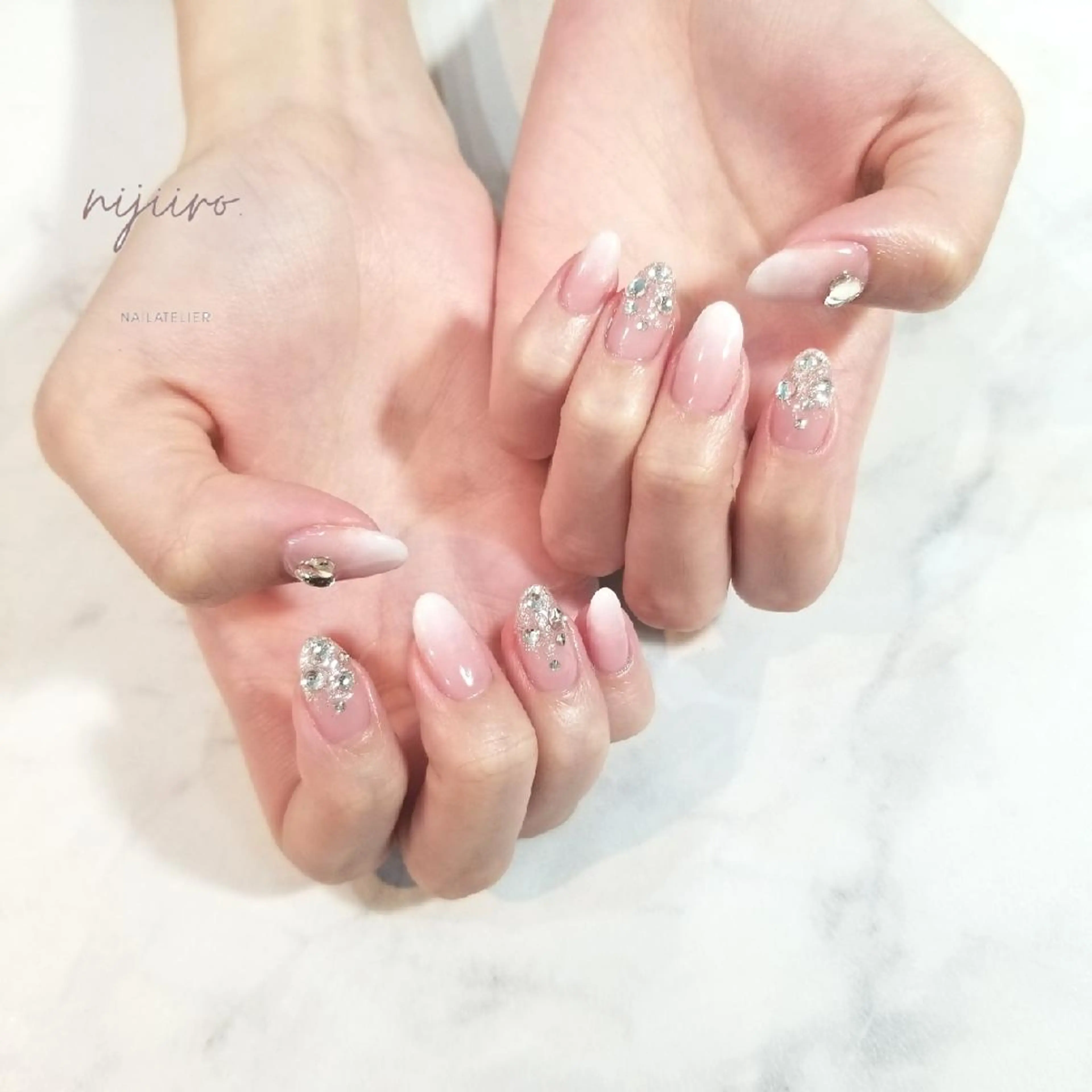 ネイル グラデーション ストーンネイル ホワイト ハンドネイル nailatelier nijiiro.所属・nijiiro🌈 サトウのネイルデザイン