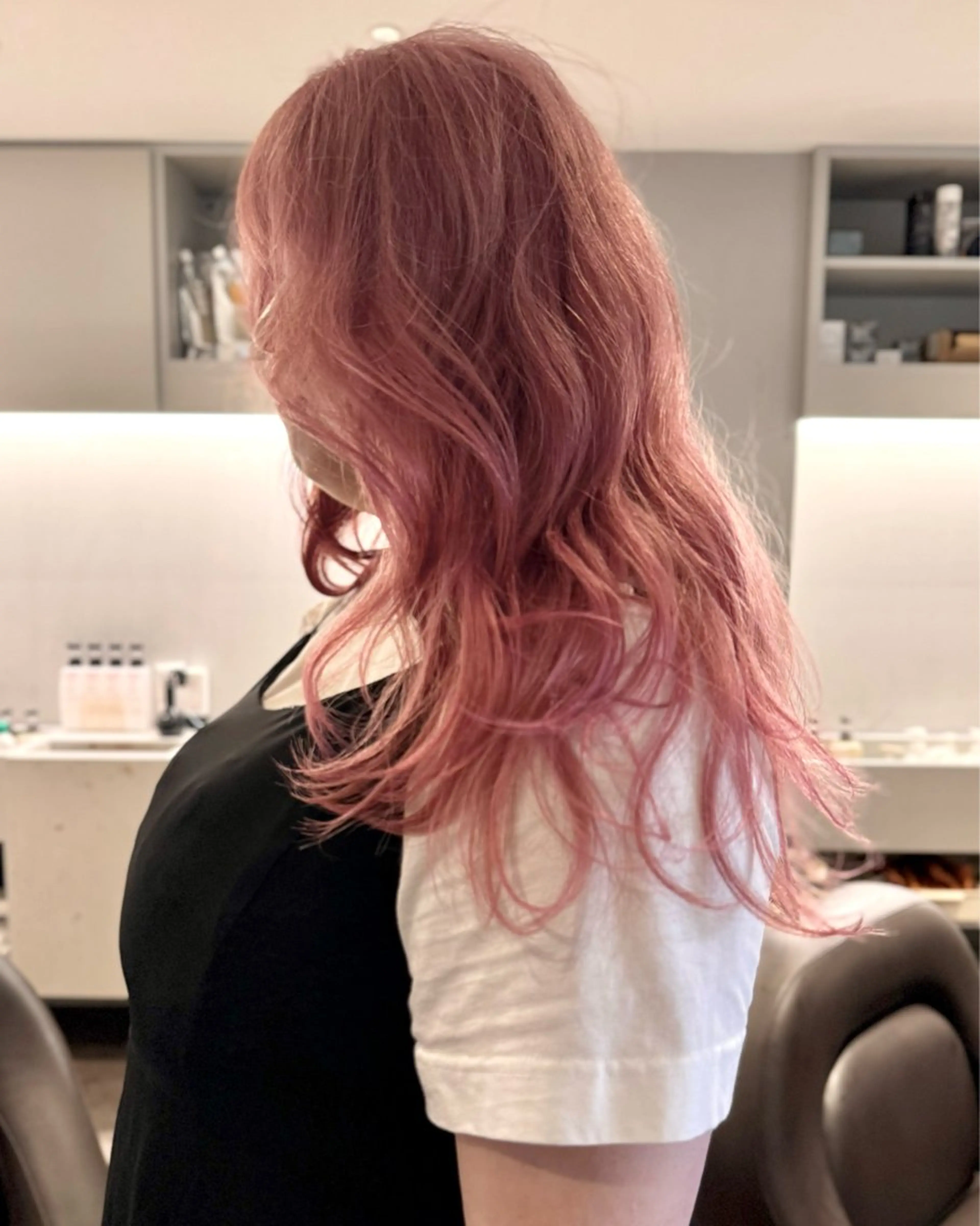 ロング カラー ブリーチ ケアブリーチ ピンクカラー ホワイトピンク トリートメント ヘアカラー トリートメント RAIMA ハイトーン/レイヤーのヘアスタイル