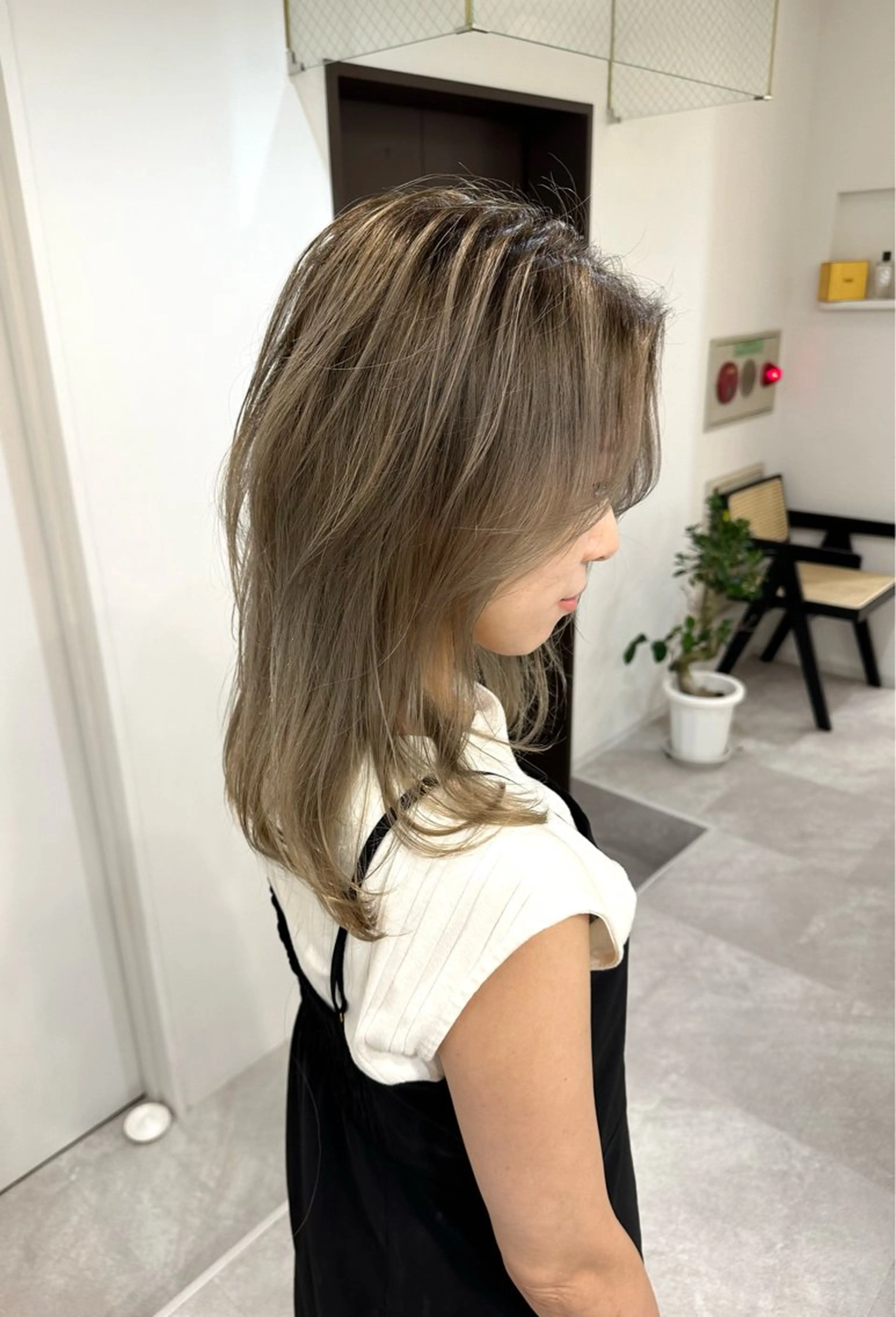 セミロング カラー ヘアアレンジ バレイヤージュ グレージュ ミルクティーグレージュ レイヤーカット カット ヘアカラー SALOWIN京都河原町Suite店所属・外国人風レイヤー/ ハイトーンSHUのヘアスタイル