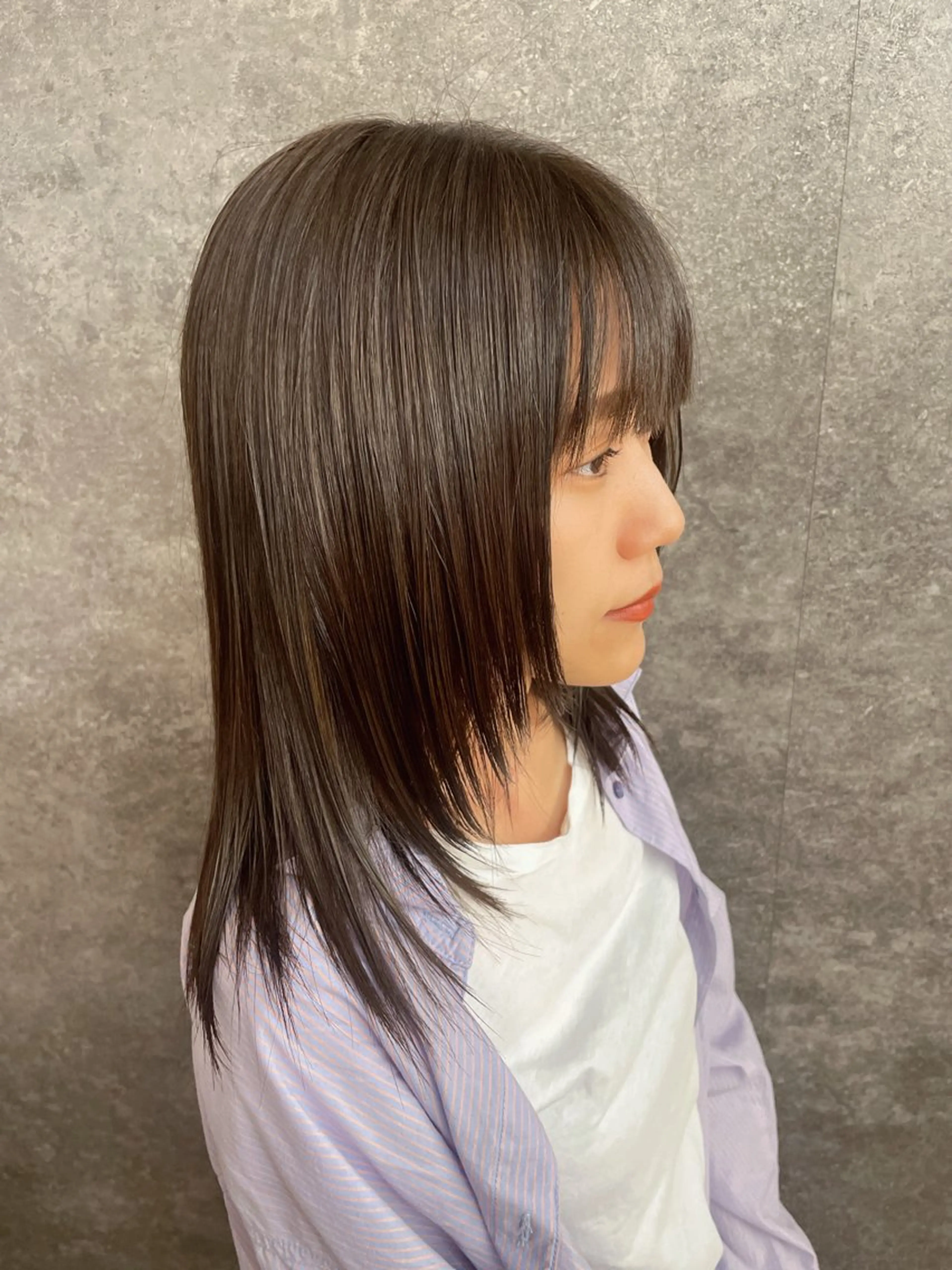 セミロング カット 峯 琴奈のヘアスタイル