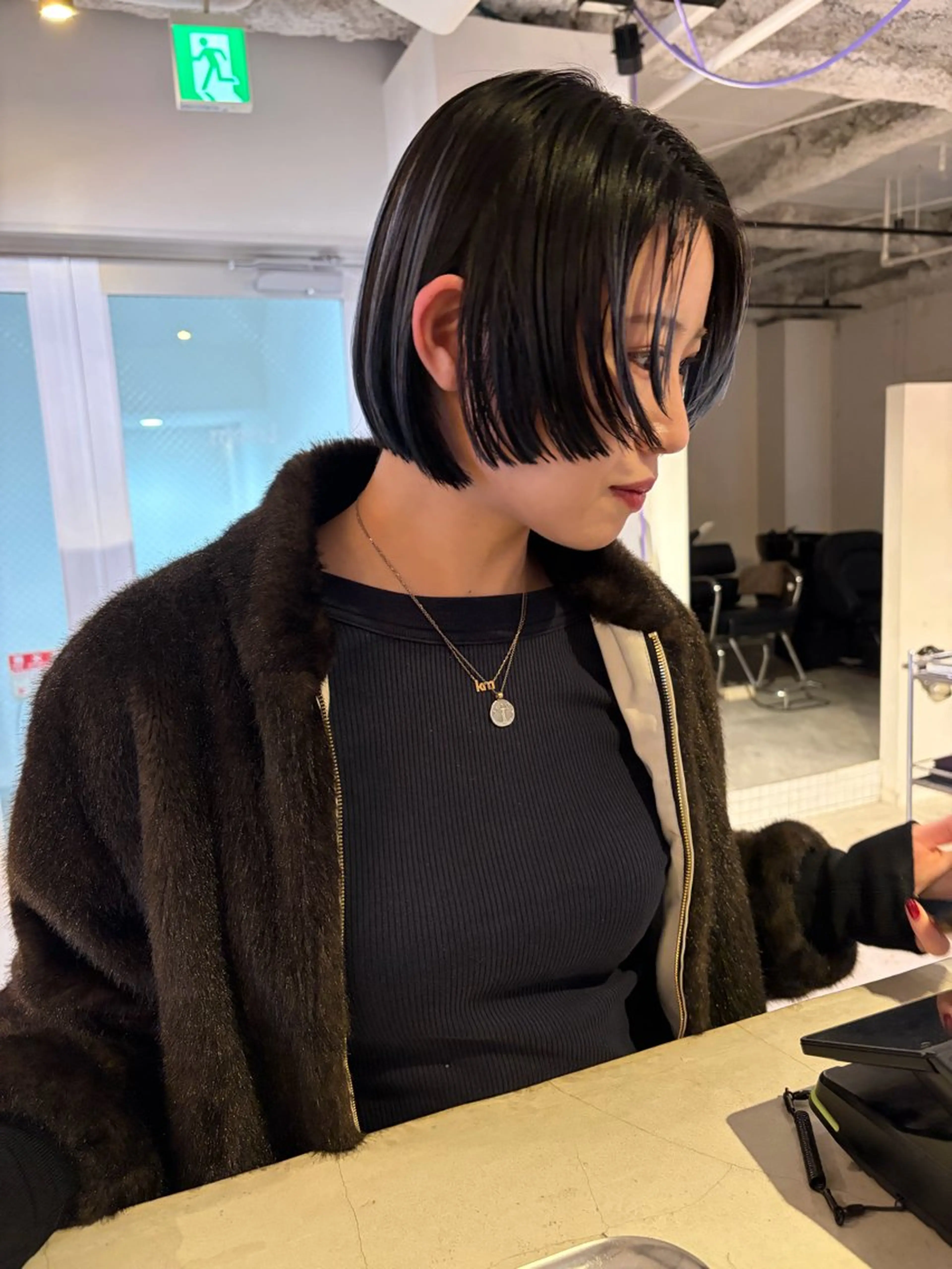 ショート カラー ブルーカラー ハイライトカラー ボブ ハイライト ショートヘア カット ヘアカラー トリートメント Loom.所属・村上雅人 ナチュラルモードのヘアスタイル