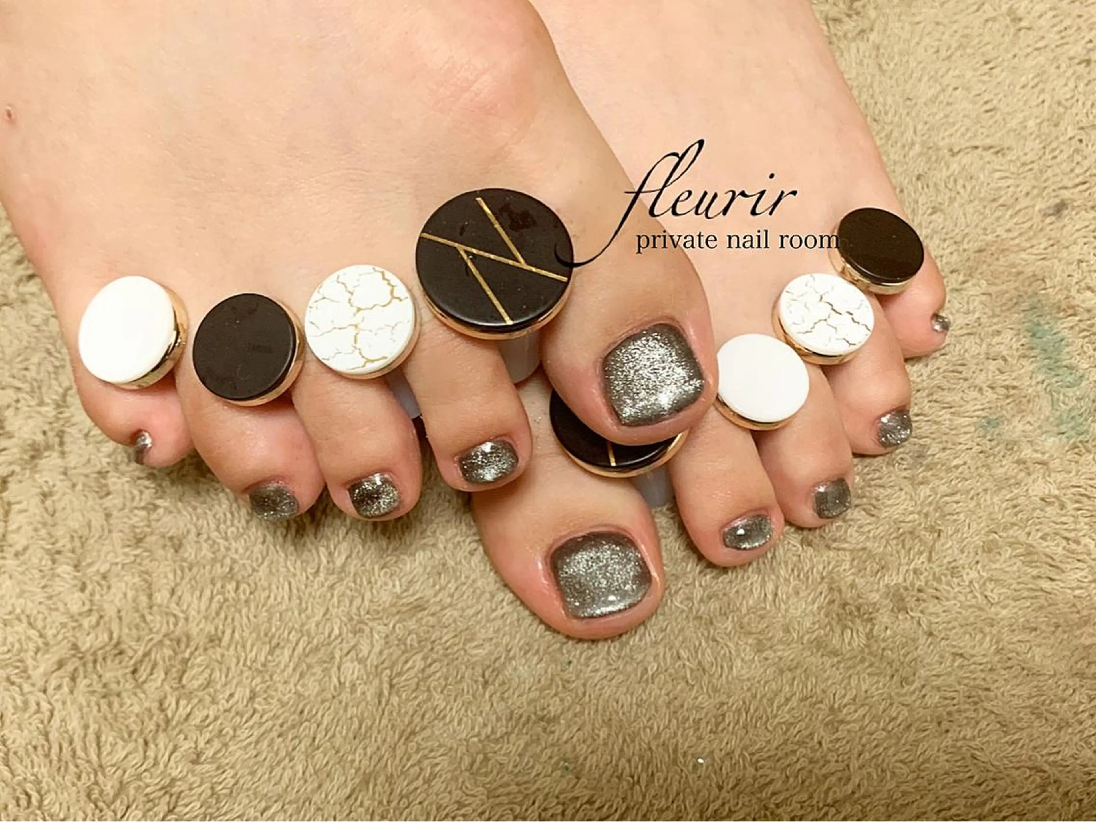 ネイル フットネイル マグネットネイル ワンカラーネイル シルバー フルリール 【プライベートサロンのネイルデザイン