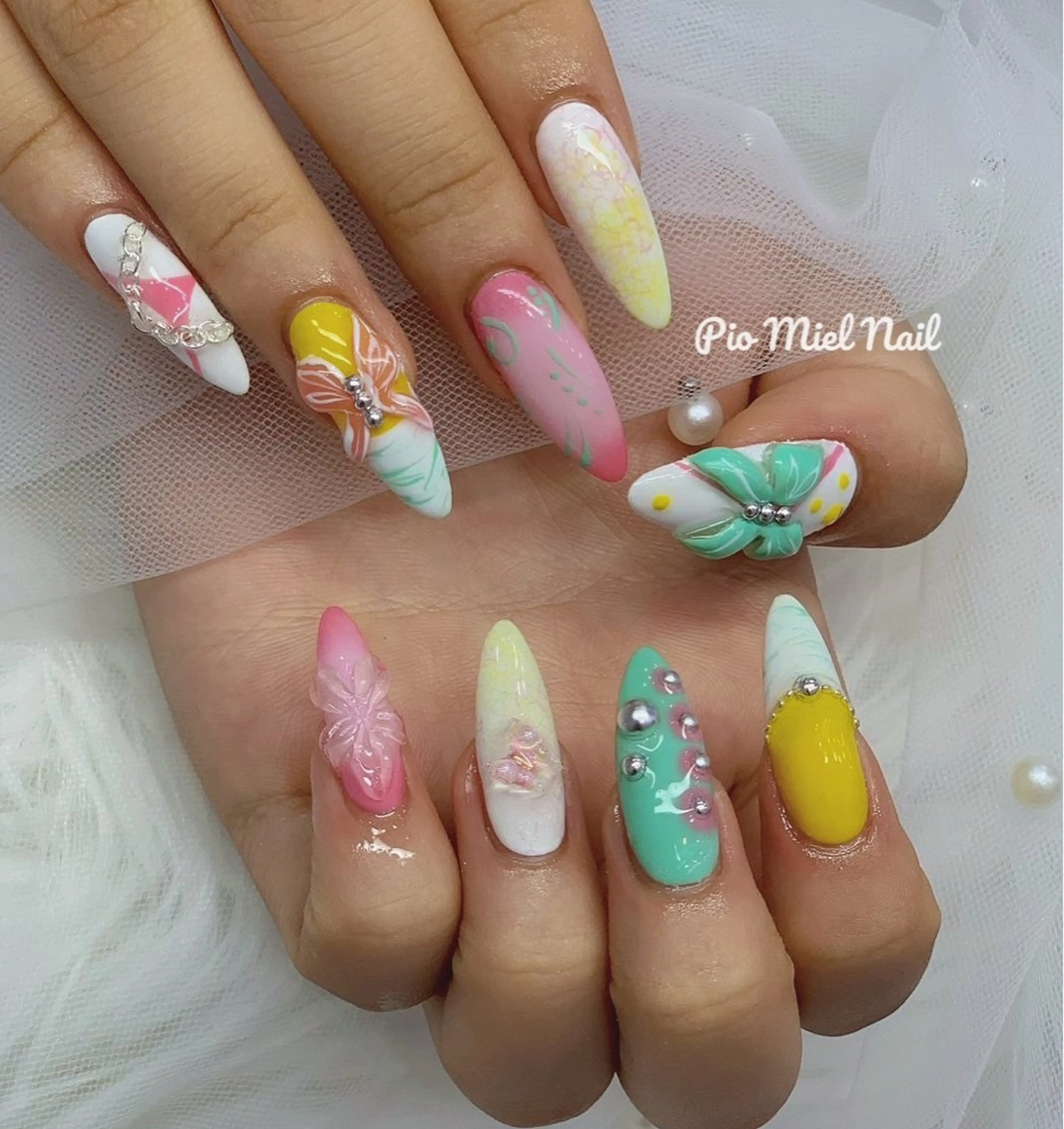 セミロング 韓国風ヘア ハンドネイル Pio Mielのネイルデザイン