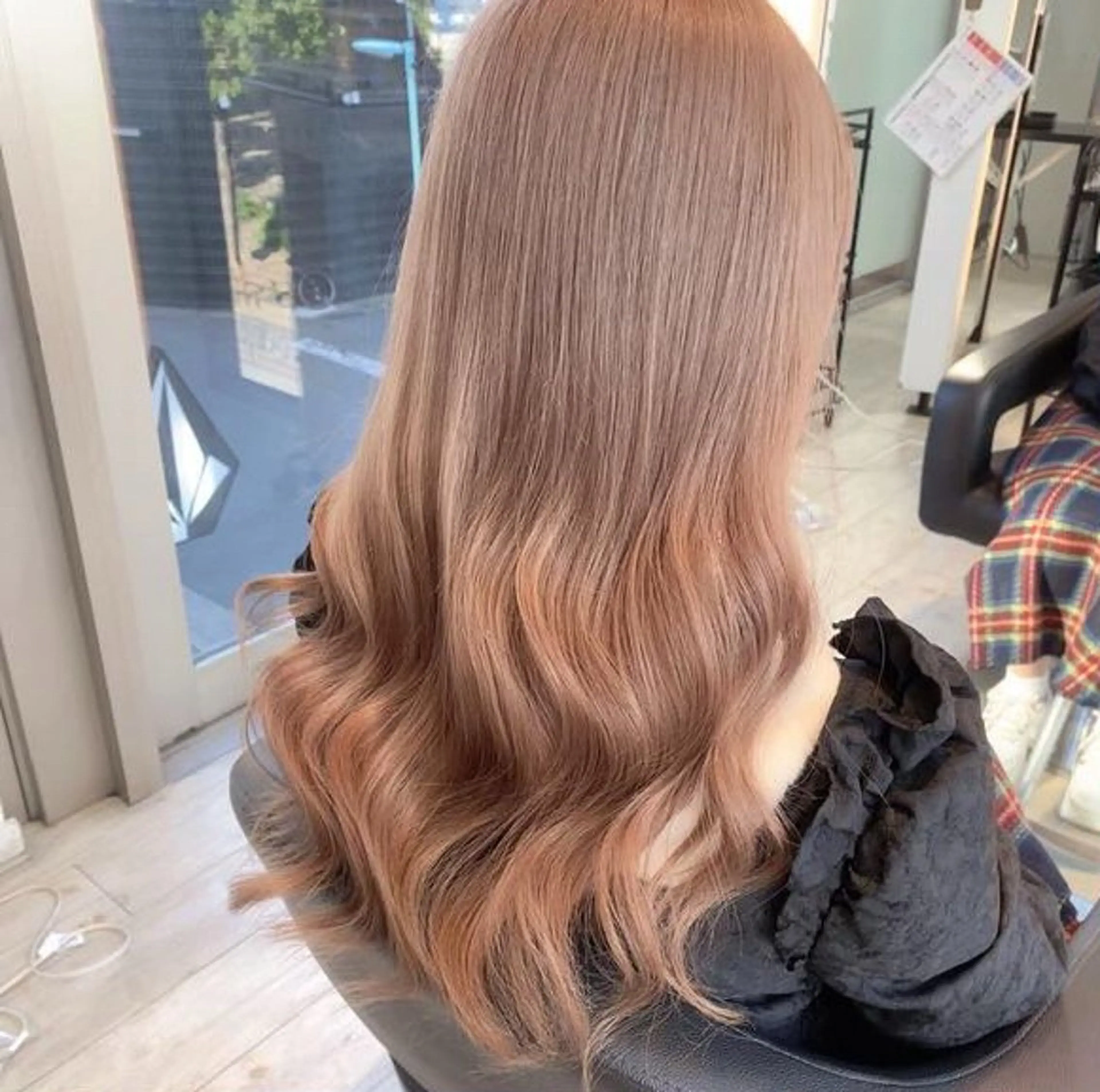 ロング カラー ベージュカラー ミルクティーベージュ ヘアカラー トリートメント ブリーチ/髪質改善/ ハイトーン/暖色のヘアスタイル