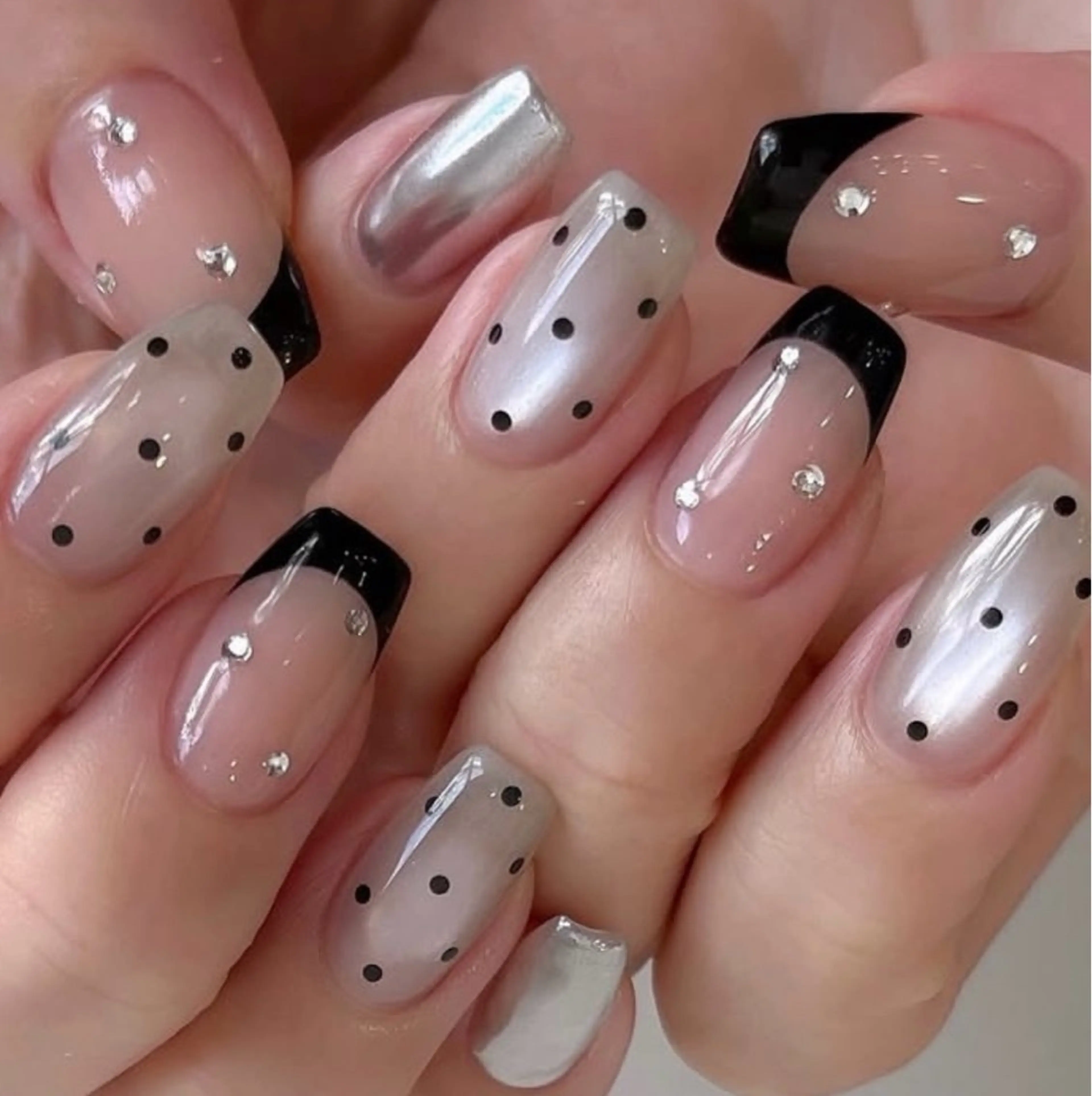 ネイル フットネイル フレンチネイル ジェルネイル ガラスフレンチ キラキラネイル クイーンズネイル銀座所属・Queeens nailのネイルデザイン