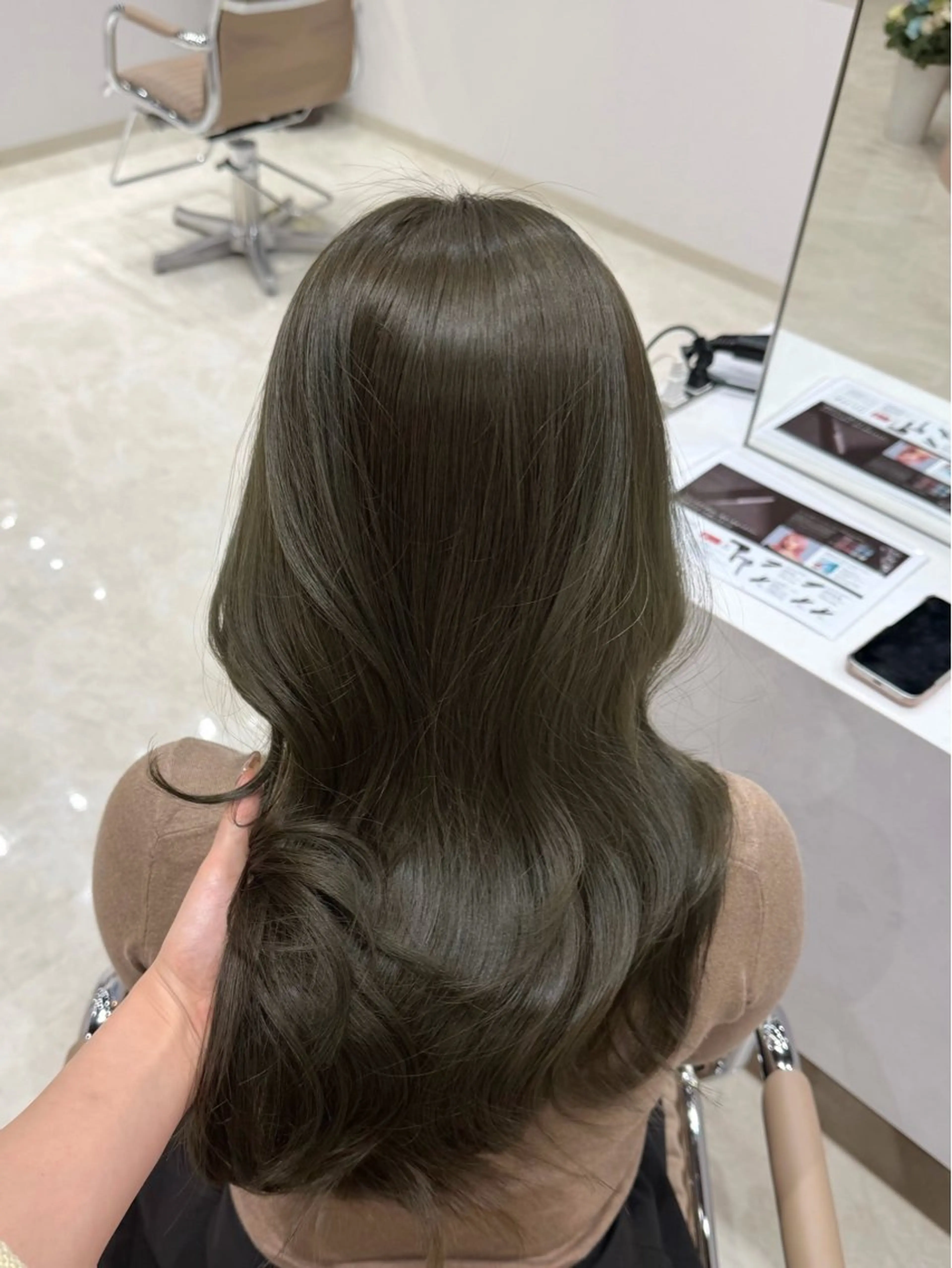 ロング カラー 柔らかオリーブ🌿 HIMARI🌻のヘアスタイル