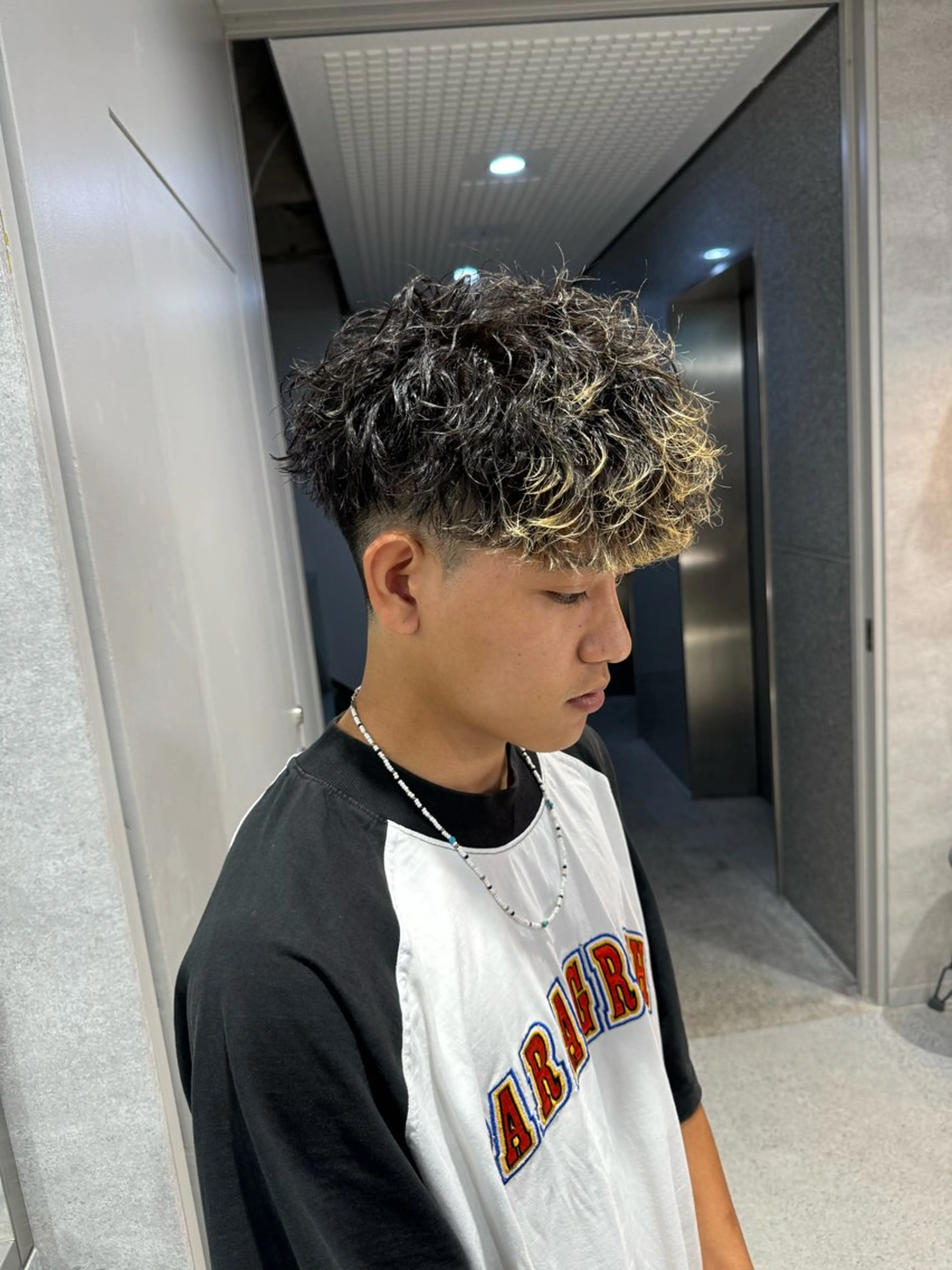 ショート カラー パーマ ヘアアレンジ メンズ メンズブリーチ センターパート メンズハイライト メンズハイトーン マッシュ カット パーマ トリートメント ヘッドスパ ヘアセット スパイキー/フェザー /波巻き/かいとのヘアスタイル