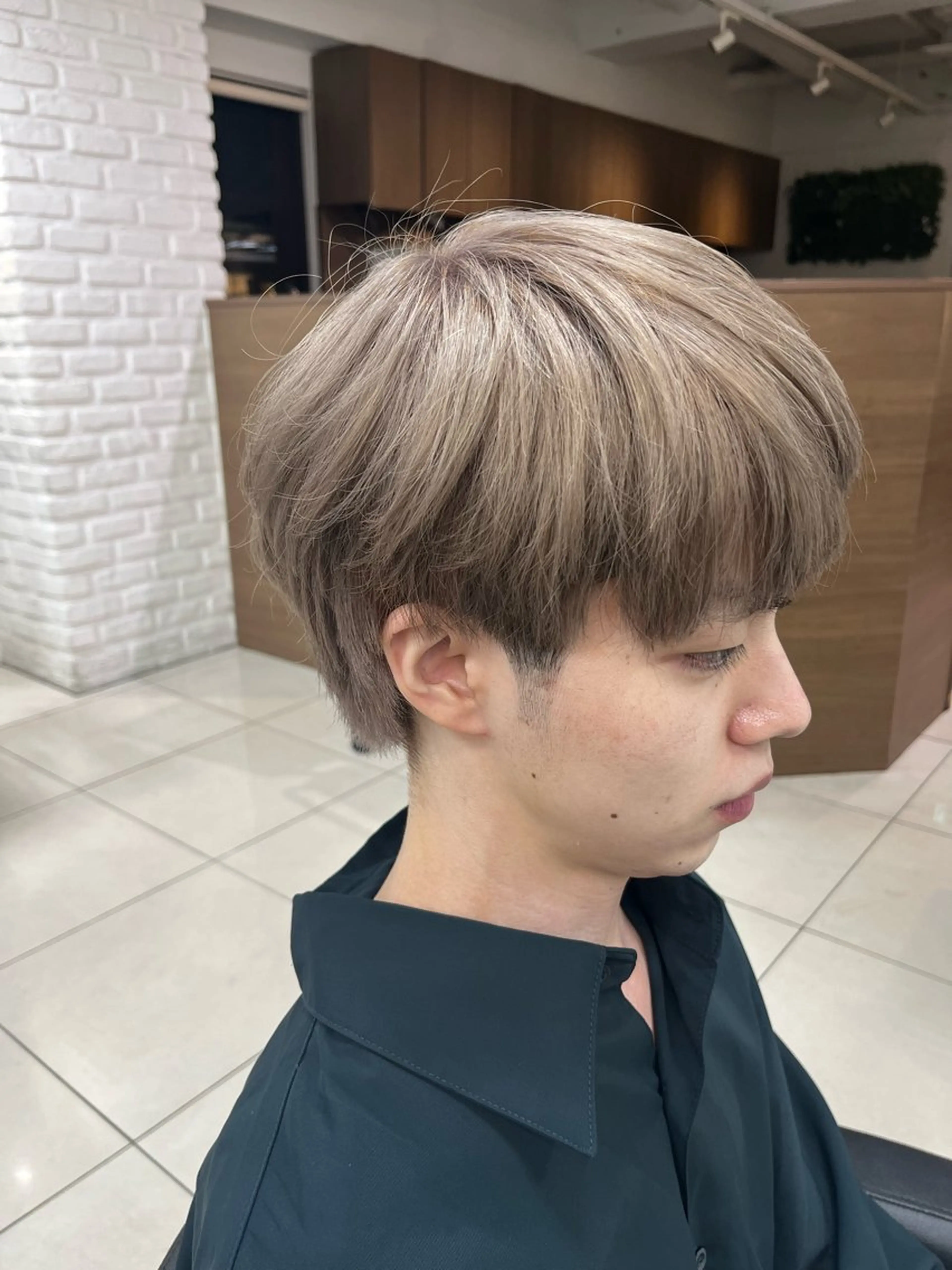 ショート カラー メンズ メンズブリーチ ベージュカラー ブリーチ ミルクティーベージュ 【センターパート/ マッシュ】ryokaのヘアスタイル