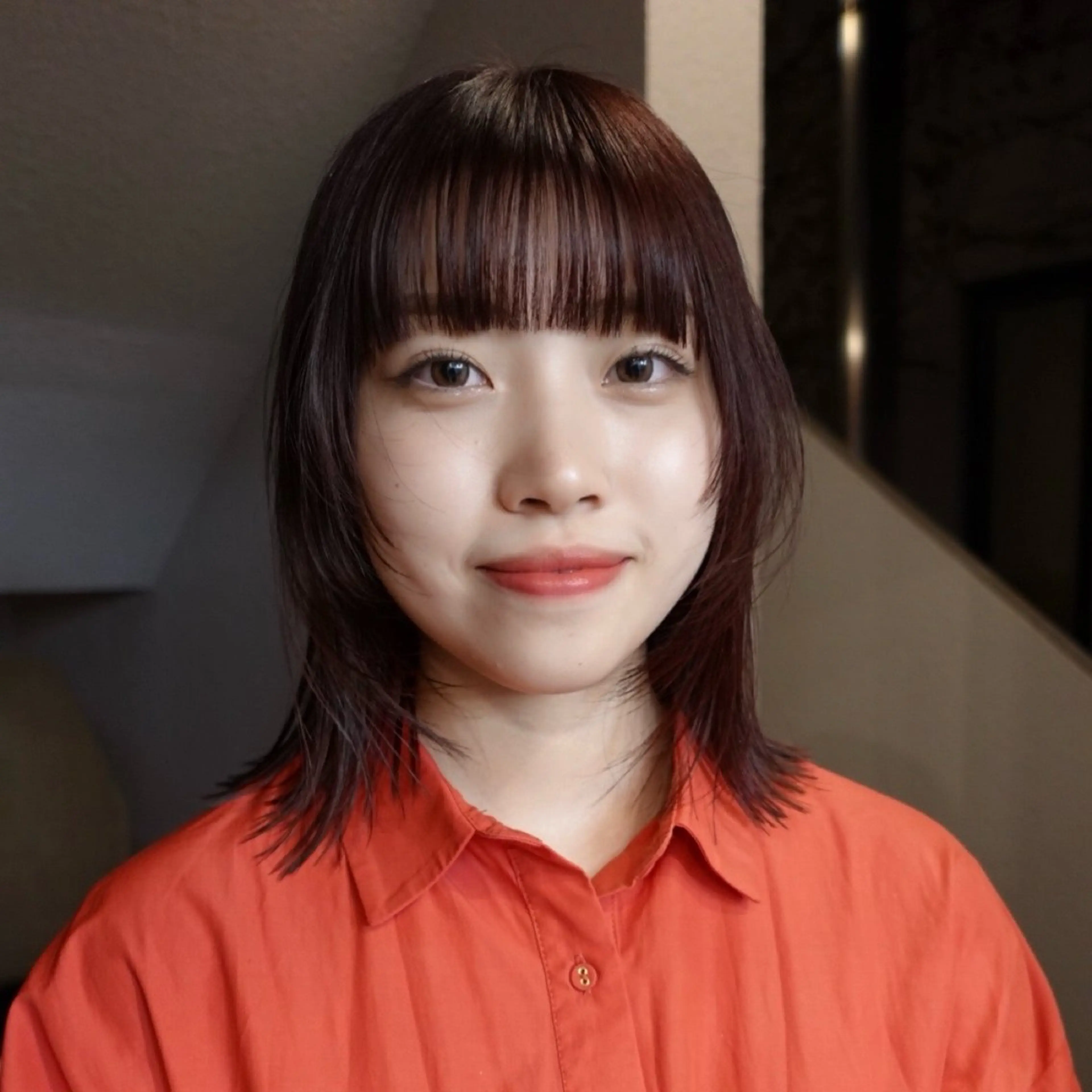 ミディアム カラー ヘアアレンジ レッドカラー レイヤーカット カット ヘアカラー 🌐サトウ リョウ🌐のヘアスタイル