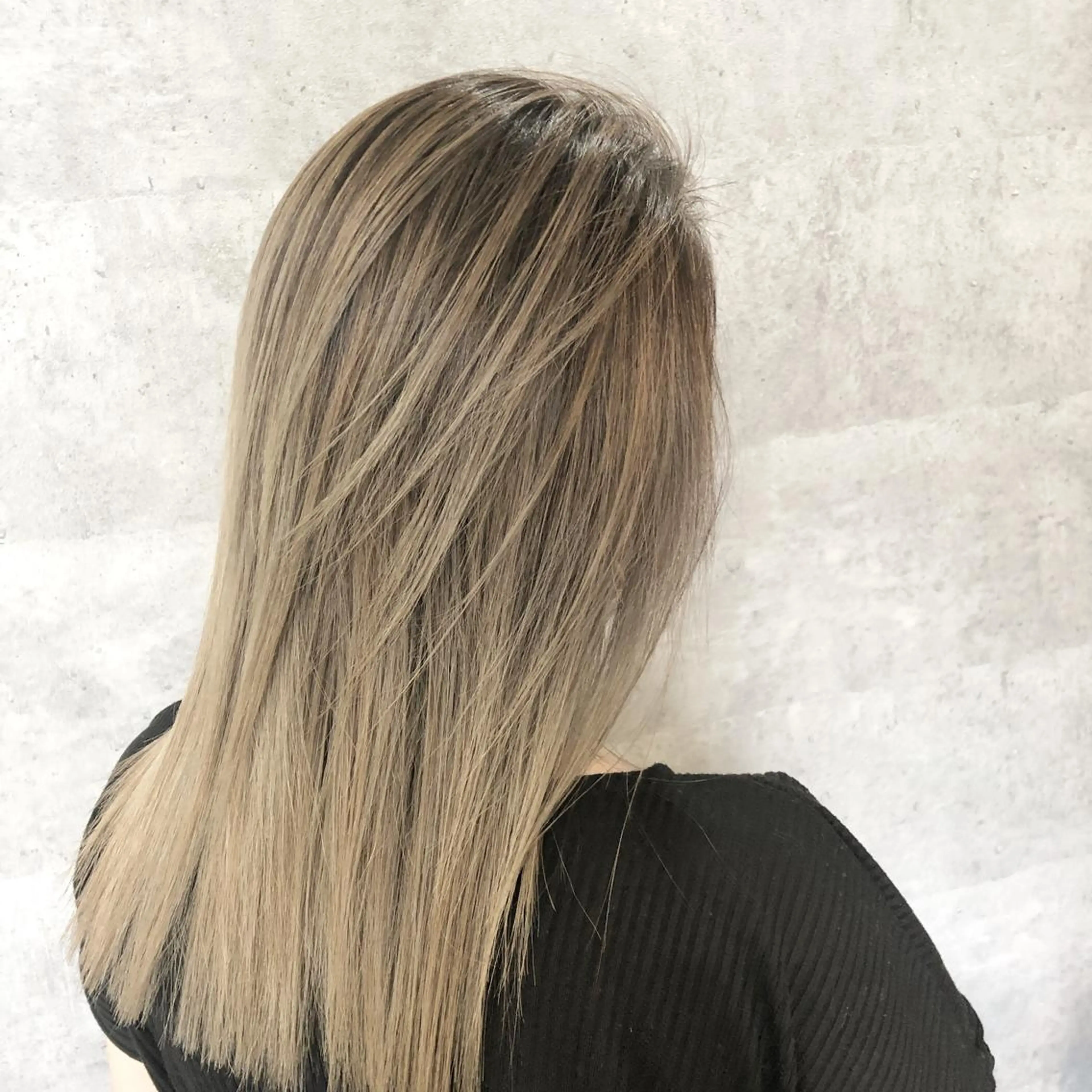 ロング カラー アディクシーカラー バレイヤージュ ベージュカラー ブリーチ ケアブリーチ i  plus＋所属・髪質改善で 憧れの潤艶美髪にのヘアスタイル