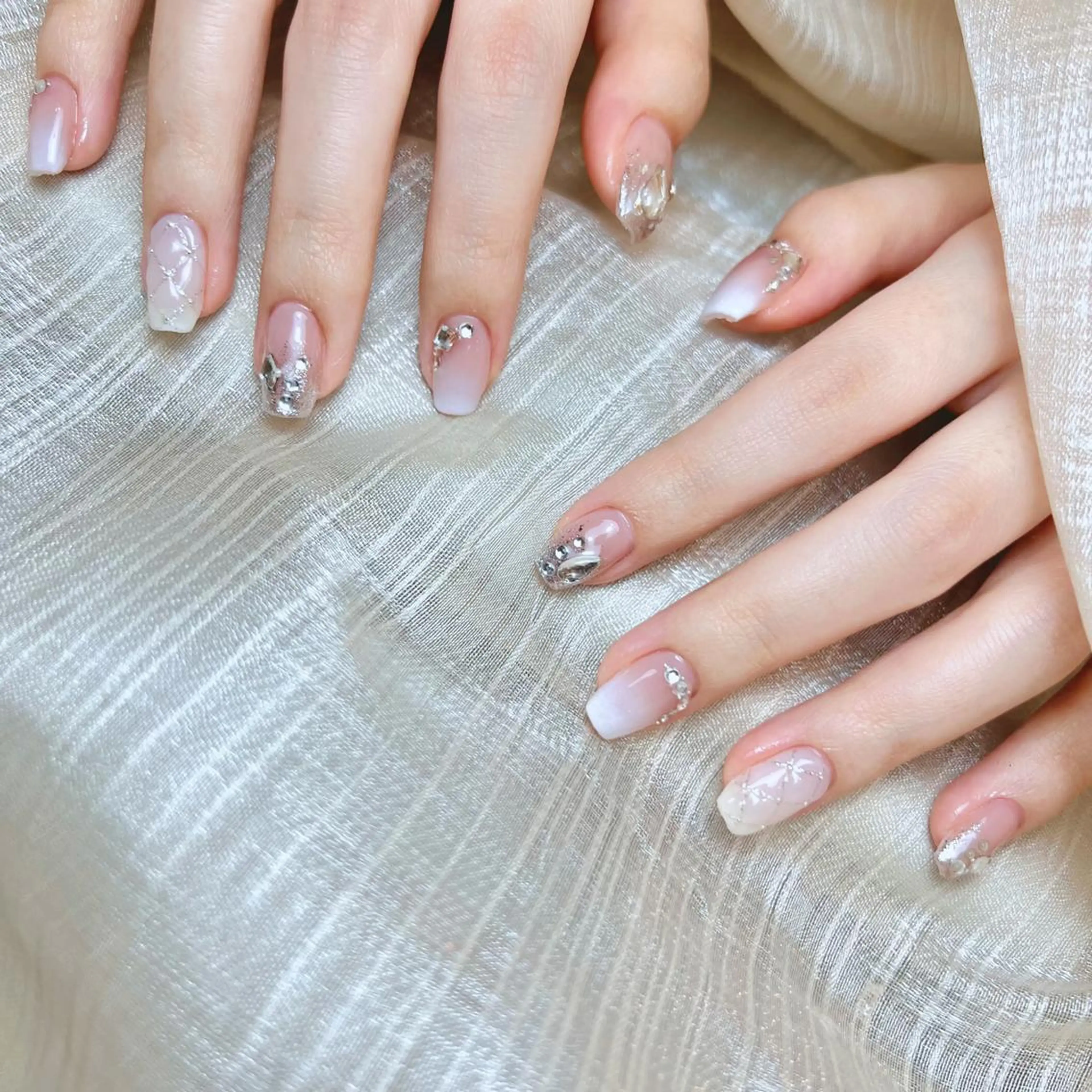 ネイル ハンドネイル RAFFINE 月🦋🩵のネイルデザイン