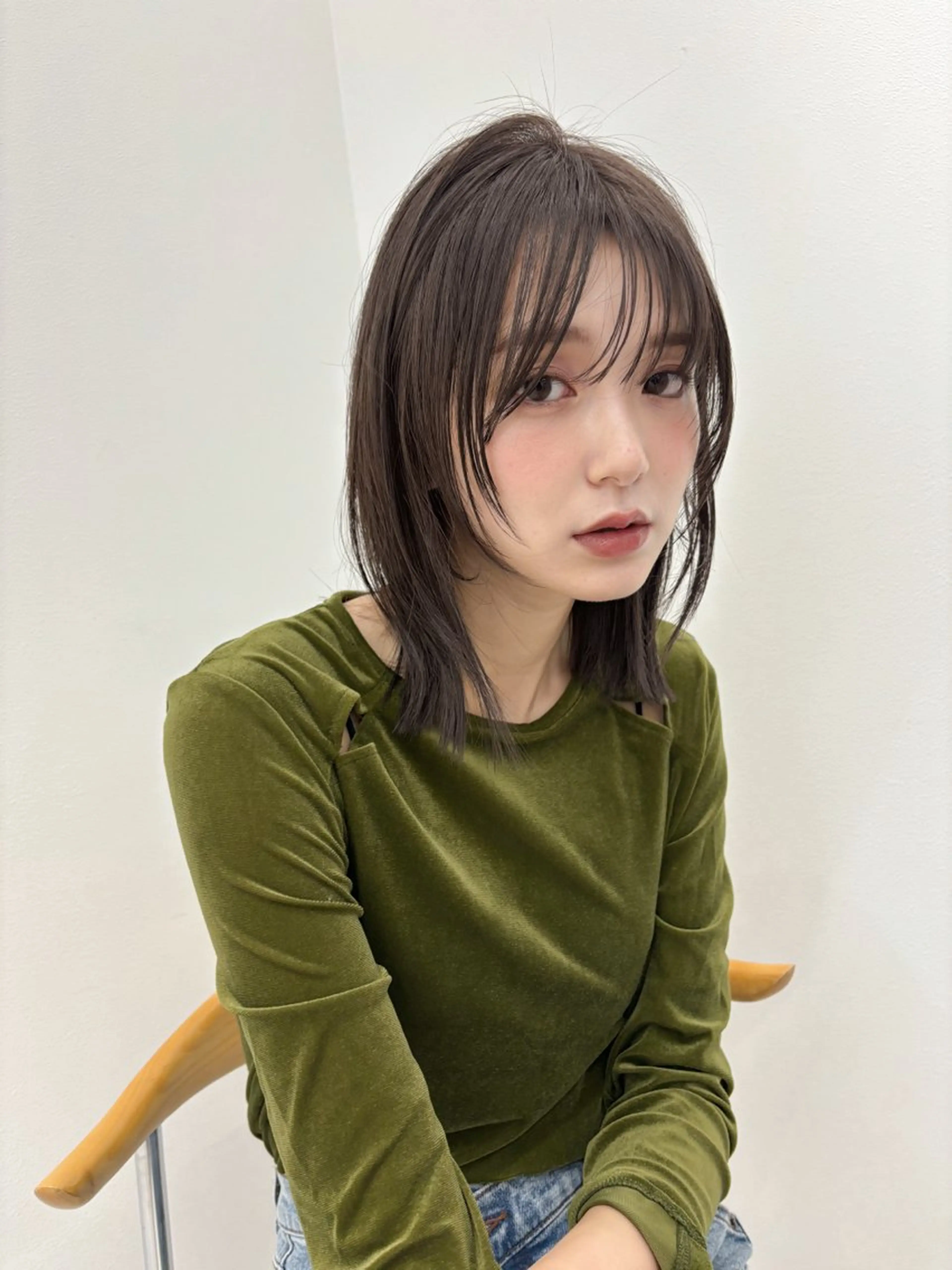 ミディアム カラー 透明感カラー グレージュ 脇野 茉優のヘアスタイル