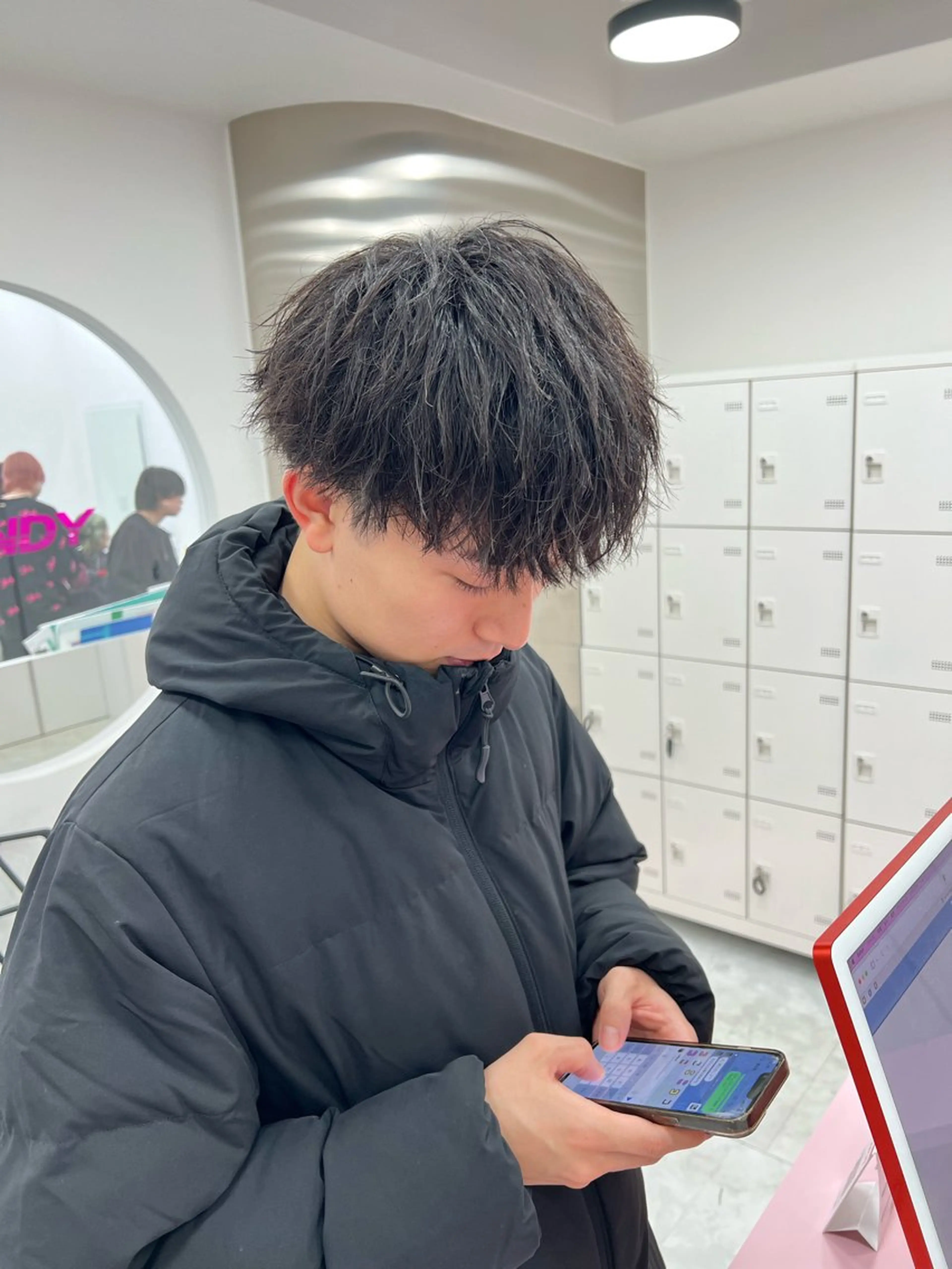 ミディアム パーマ メンズ ミディアムパーマ センターパート メンズ韓国風 韓国マッシュ マッシュウルフ カット ヘアカラー トリートメント ヘッドスパ ヘアセット トレンド/レイヤー うる艶🪞CANDYのヘアスタイル