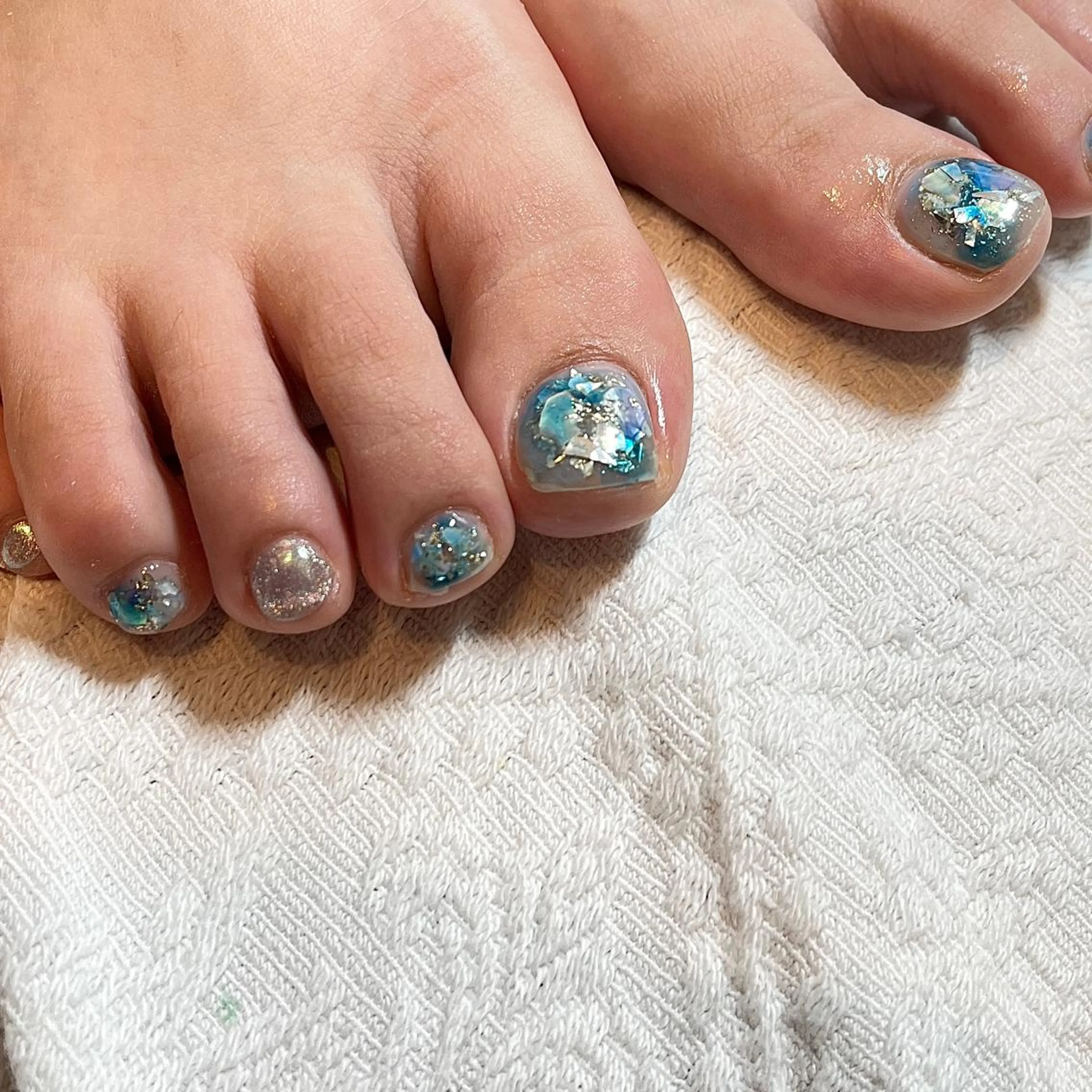 ネイル ブルー フットネイル キラキラネイル フリーランス¨̮⃝ ネイリストOKADAのネイルデザイン