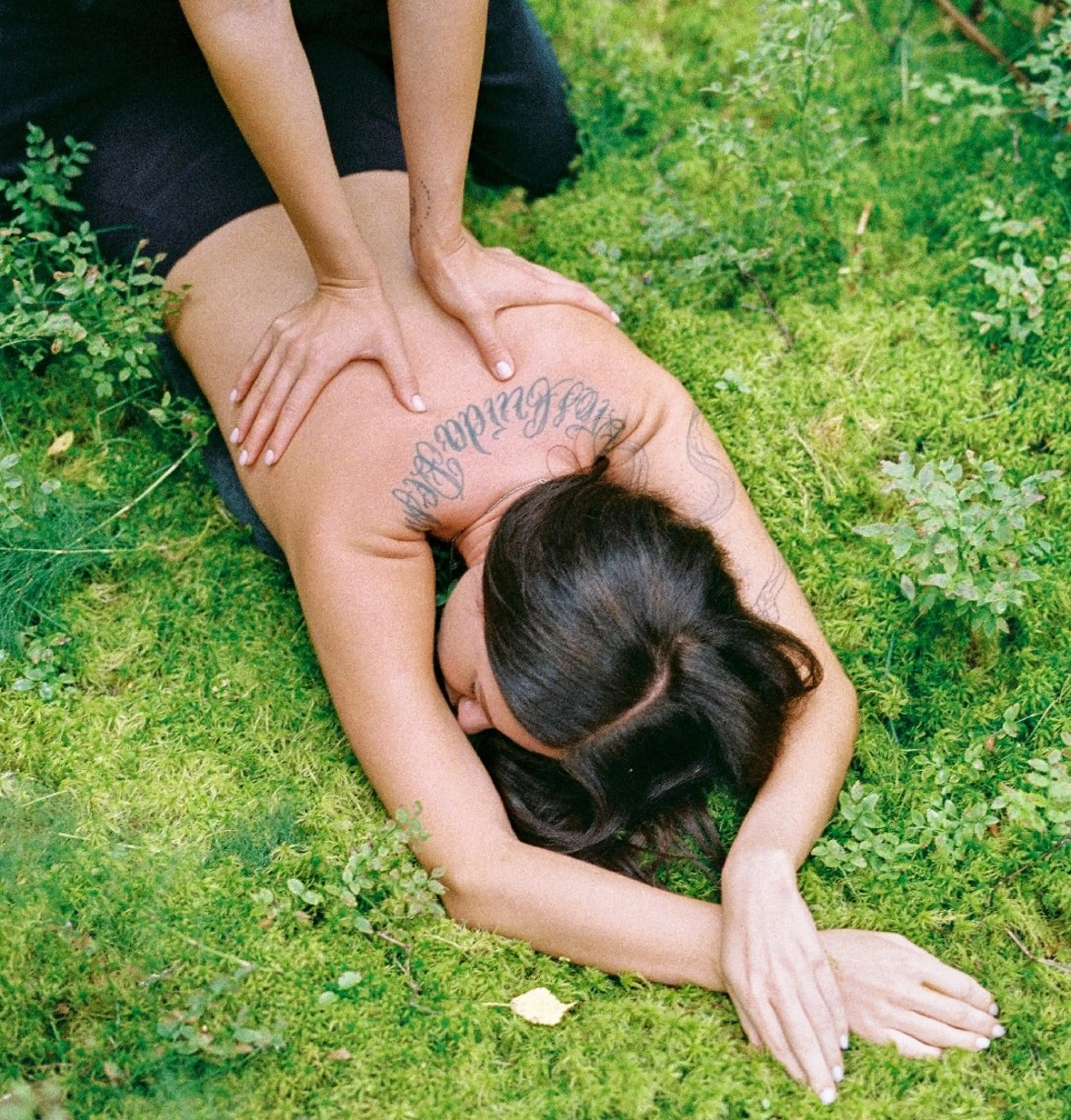 【足裏→お尻と腰→首肩と腰背中】背面全身リンパマッサージ60分の写真