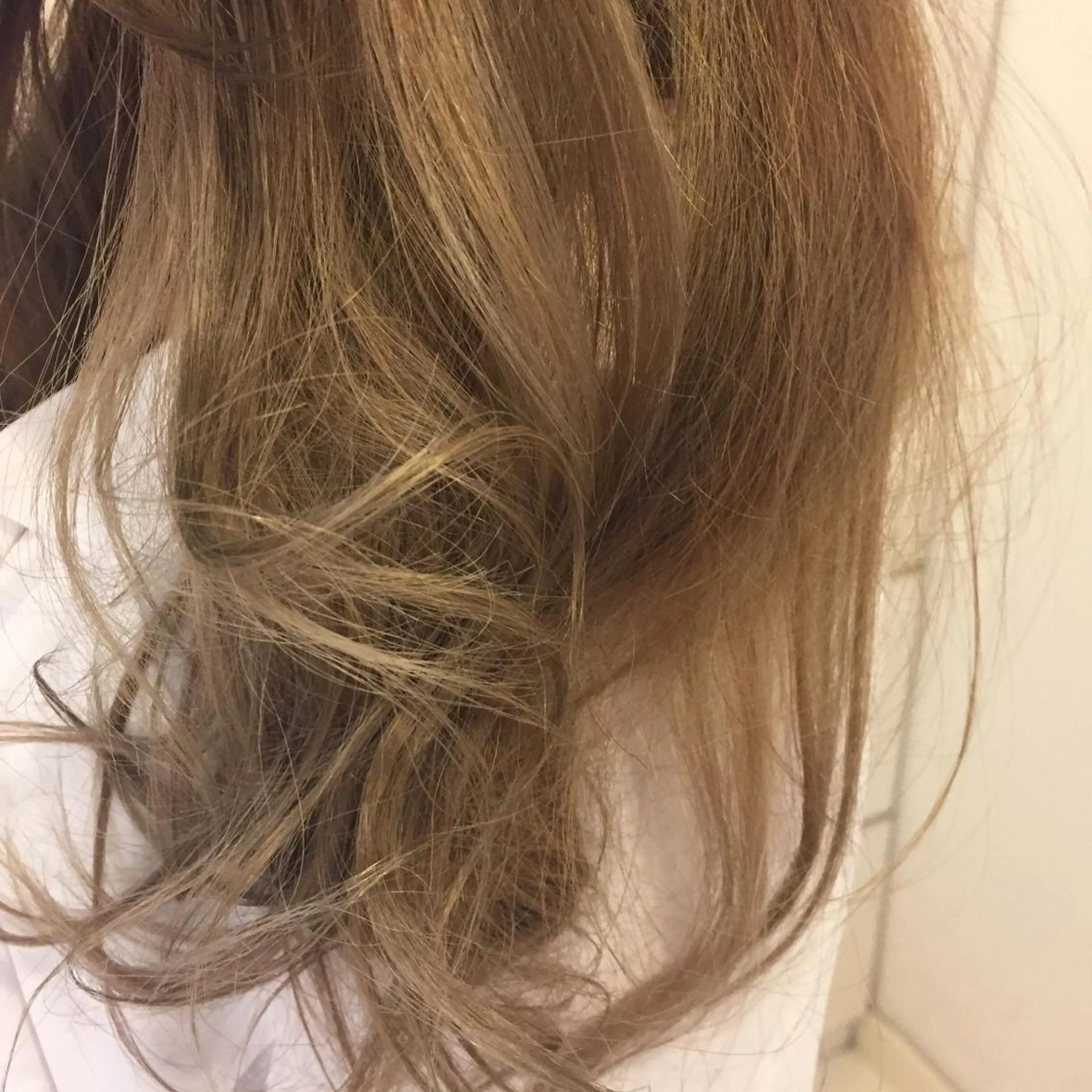 ミディアム カラー アッシュ アッシュグレー ハイライトカラー ハイトーンカラー ハイライト 松本 美香のヘアスタイル