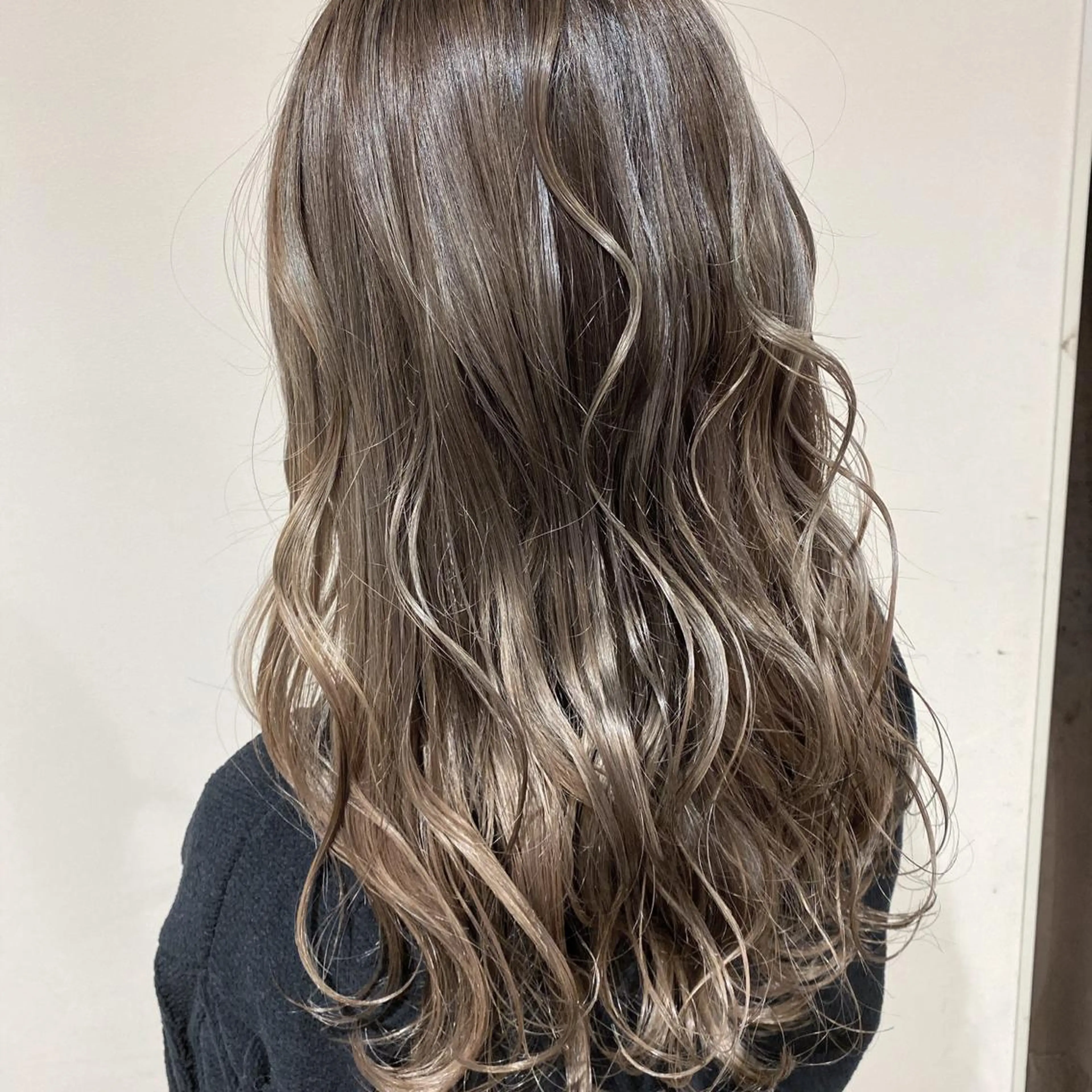 セミロング カラー アッシュ アッシュグレー アッシュグレージュ バレイヤージュ ミストバング AMI Hair  supply所属・髪質改善カラー 韓国風レイヤーのヘアスタイル