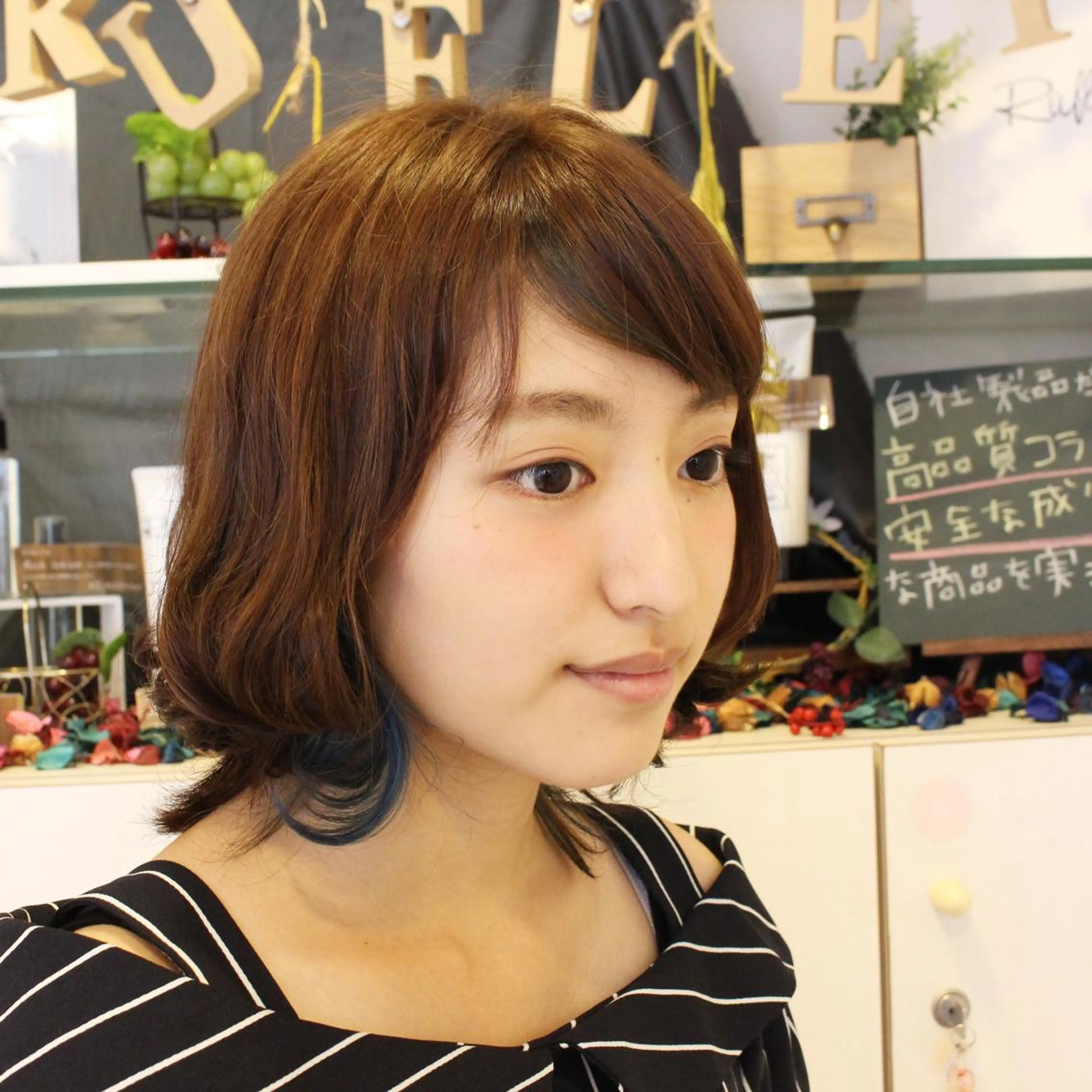 ミディアム カラー アッシュ アッシュグレー ブルーカラー インナーカラー 松本 美香のヘアスタイル