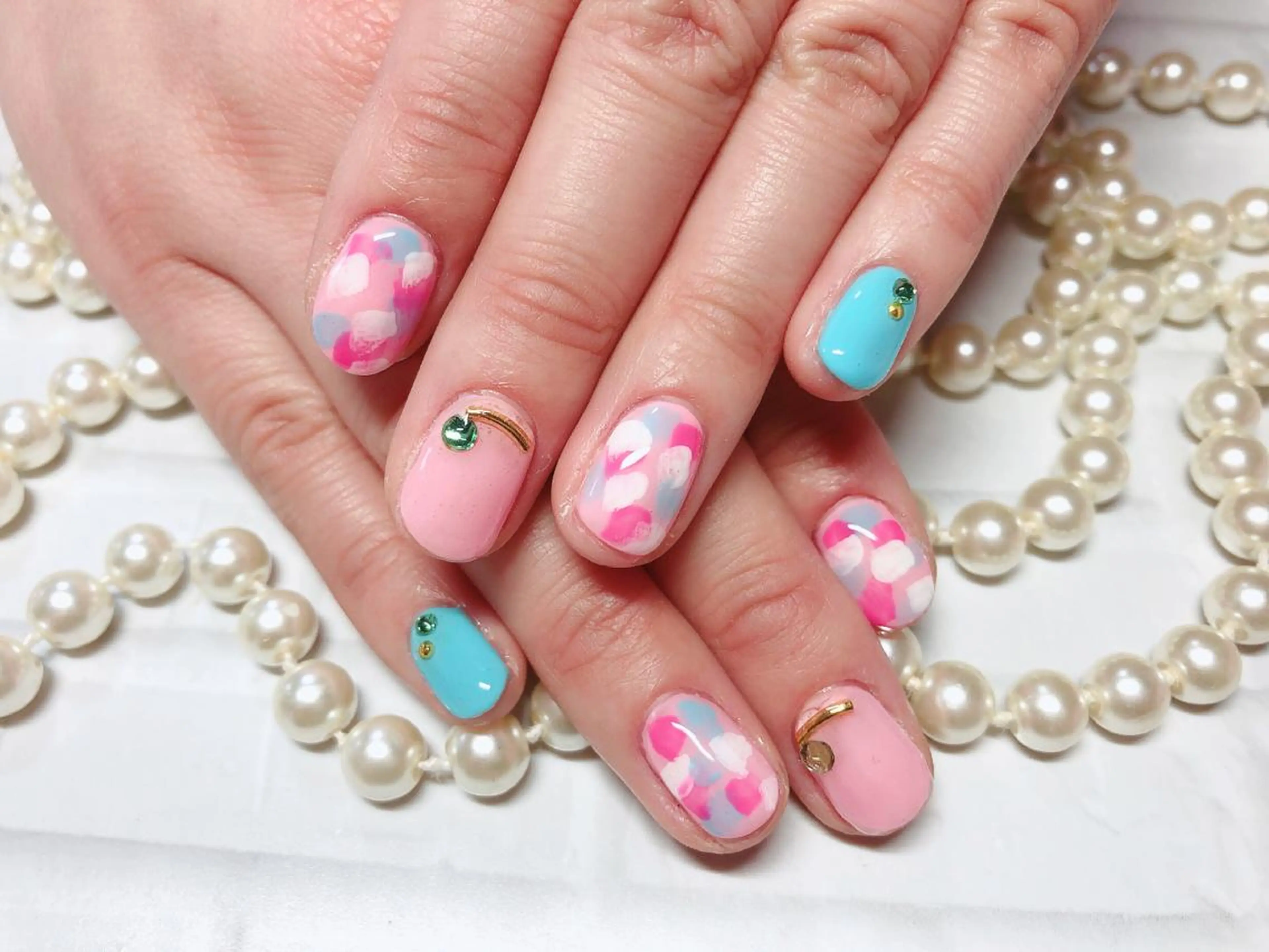 ネイル ブルー ドット ピンク 春ネイル ハンドネイル ハンドケア ネイルサロン HARRYS所属・ネイル･脱毛サロン HARRYSのエステ・リラクイメージ