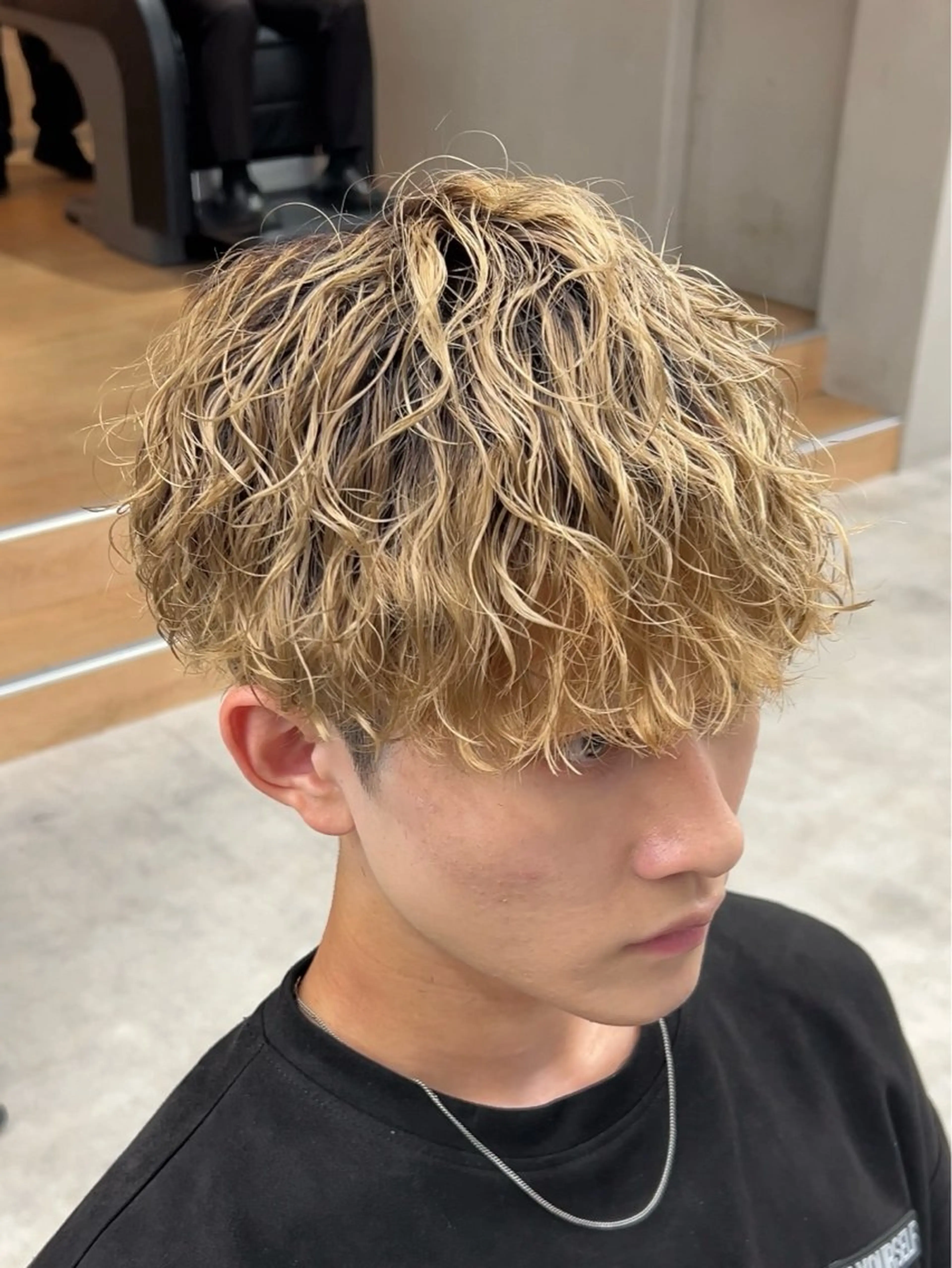 ショート カラー パーマ メンズ メンズブリーチ メンズパーマ ツイストスパイラルパーマ ブリーチ ブロンド カット パーマ メンズパーマ/ 新潟駅/佐藤裕のヘアスタイル