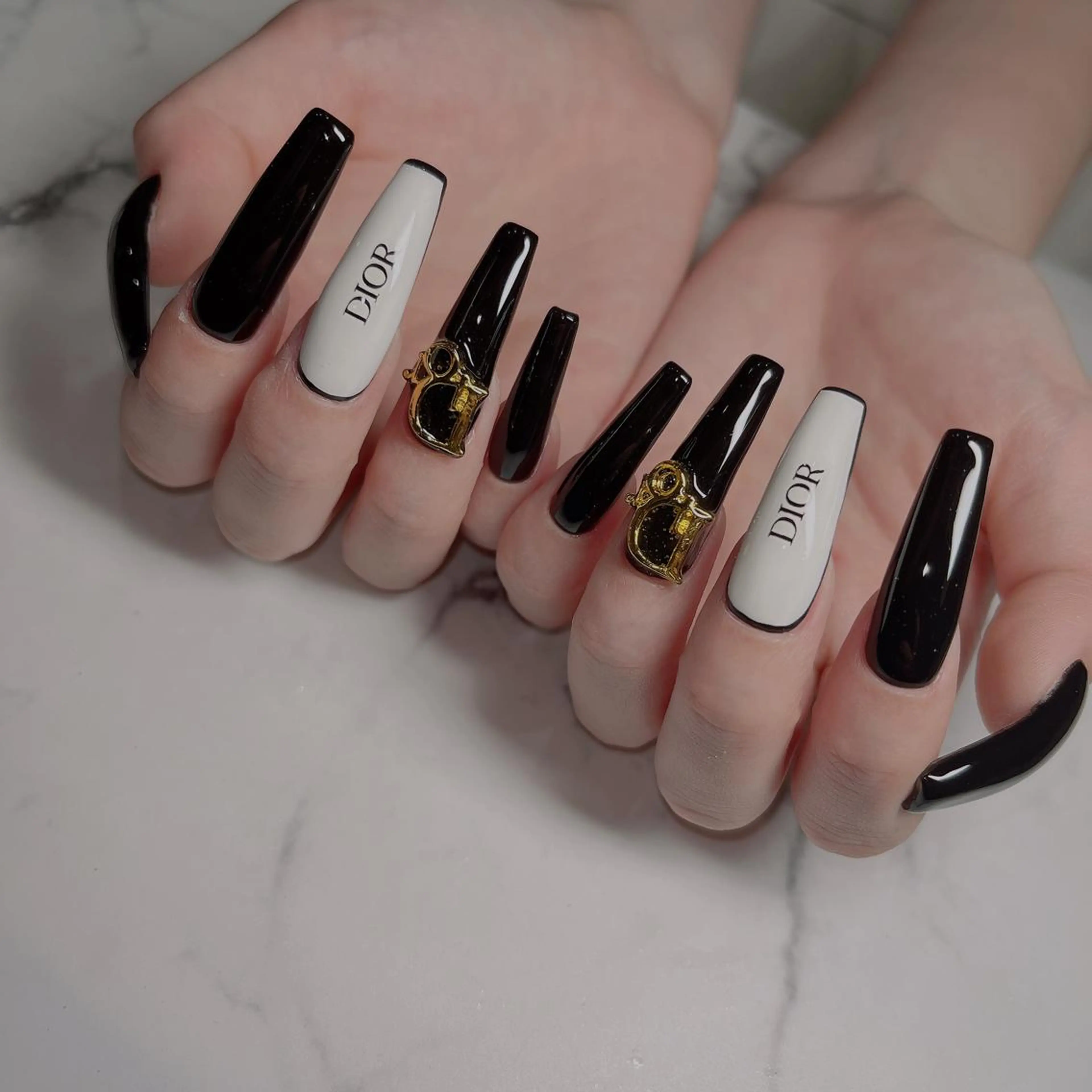 ネイル フットネイル フレンチネイル ジェルネイル ラメ(グリッター) ラメグラデーション フットネイル NEO Beauty Salon所属・𝐍𝐄𝐎 𝐉𝐔𝐑𝐈のネイルデザイン