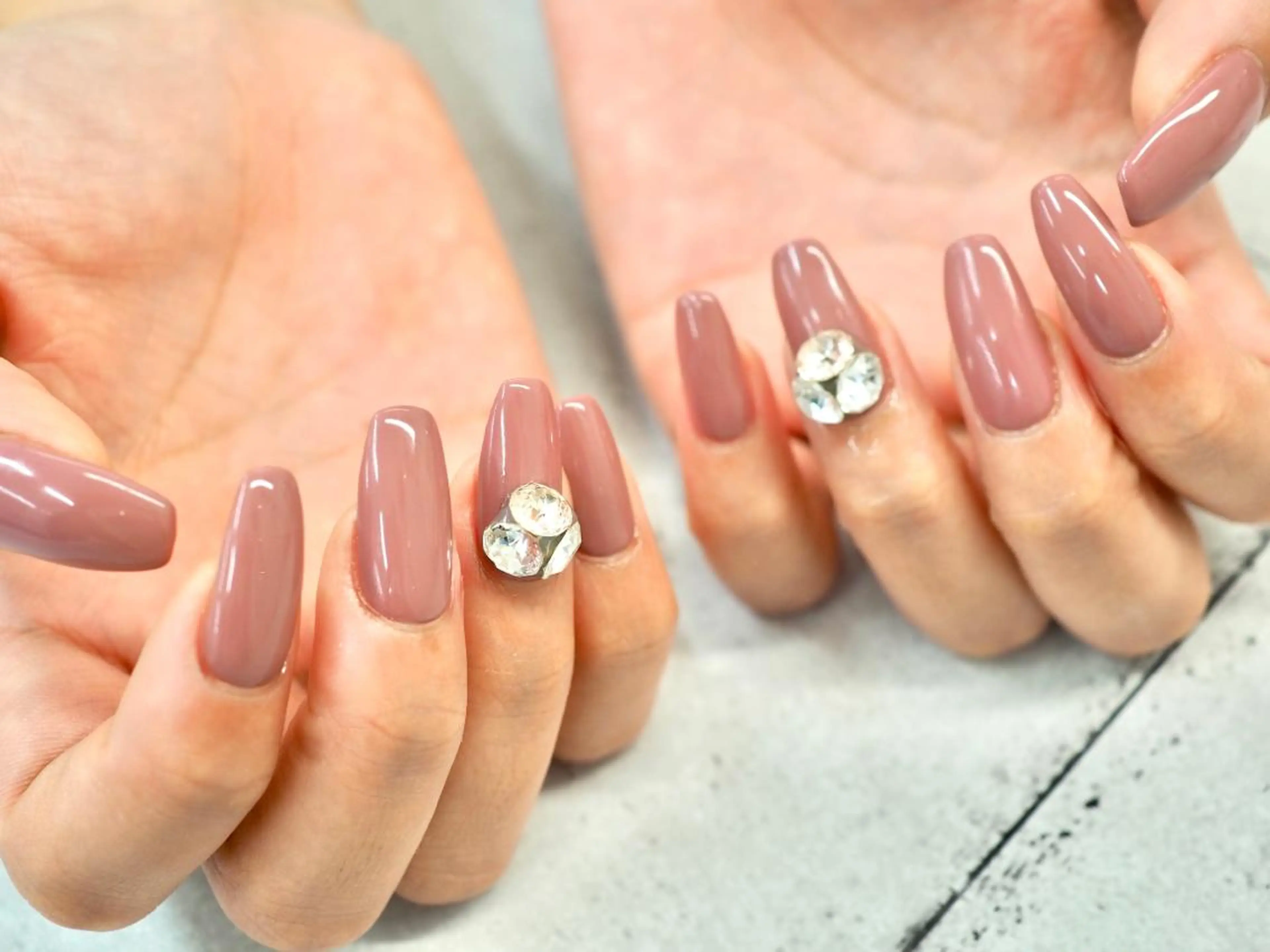 ビジュー×ワンカラーorグラデ💎画像のサイズの3つのスワロを組み合わせたビジューです。※補足説明をお読み下さい。の写真