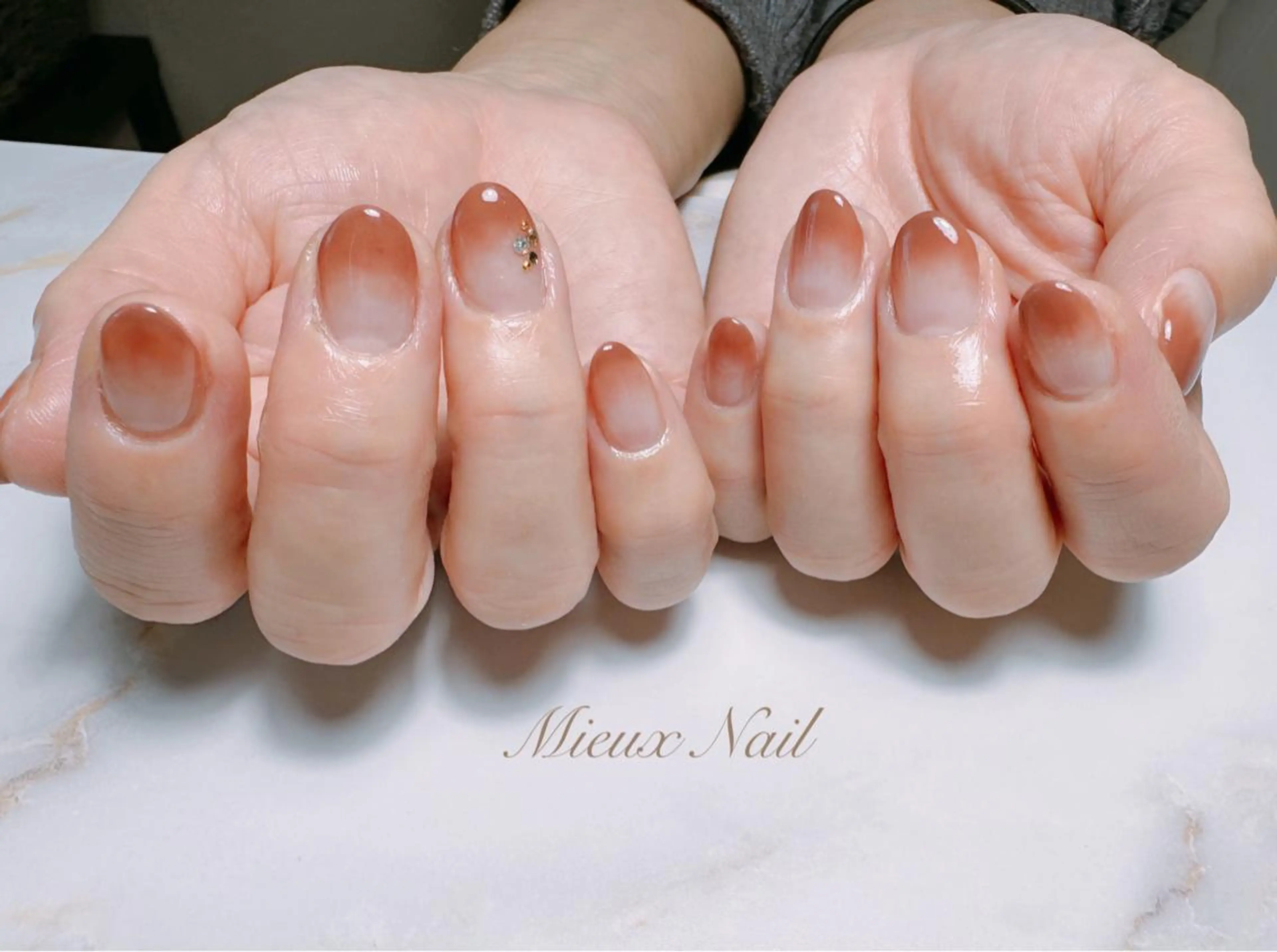 ネイル ブラウン グラデーション オフィスネイル シンプルネイル ハンドネイル 市川 麻衣子のネイルデザイン