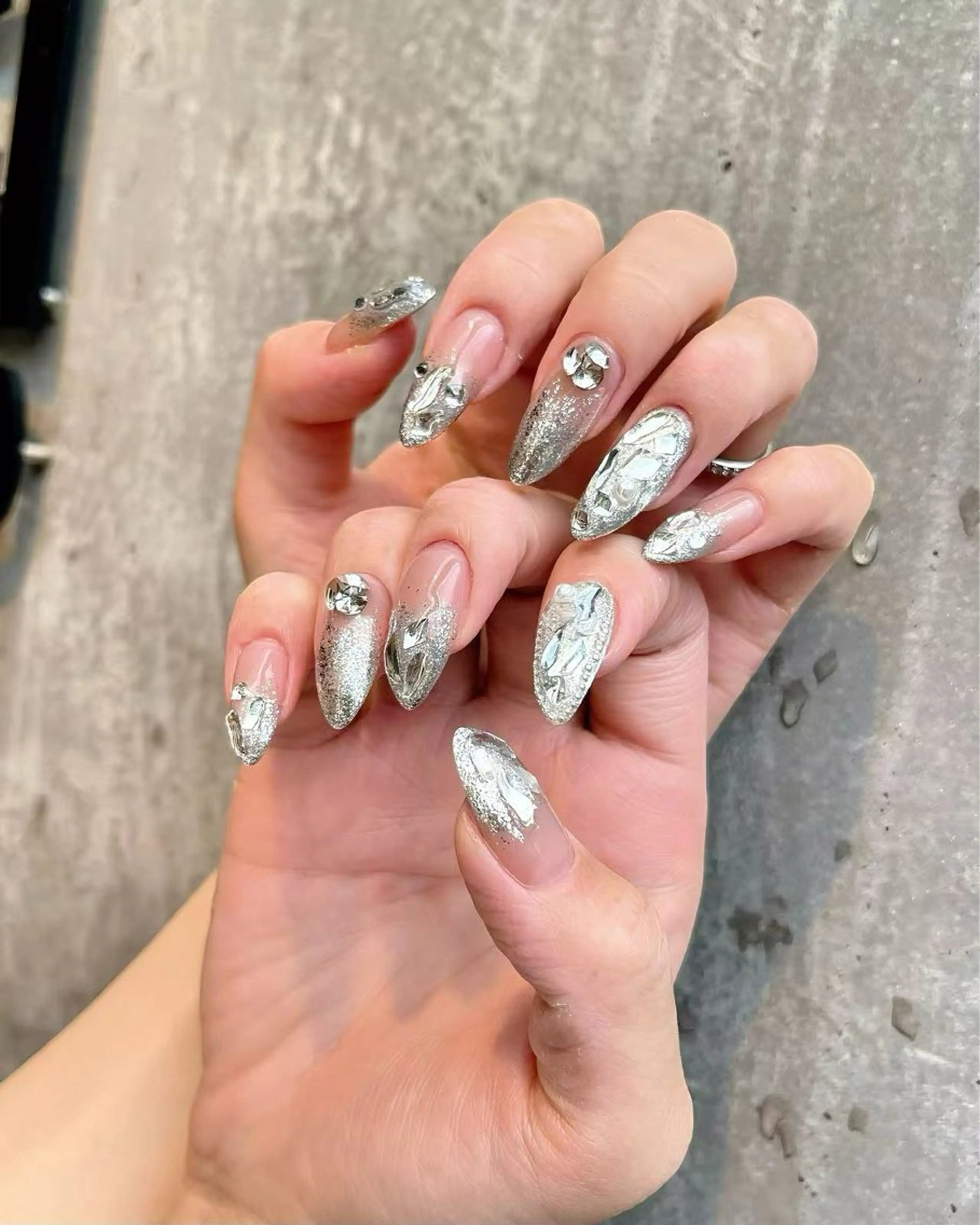 ネイル ラメ(グリッター) ラメグラデーション シルバー ブライダルネイル ハンドネイル ハンドケア 🎀NAIL🎀 AI🪄︎︎◝✩のネイルデザイン