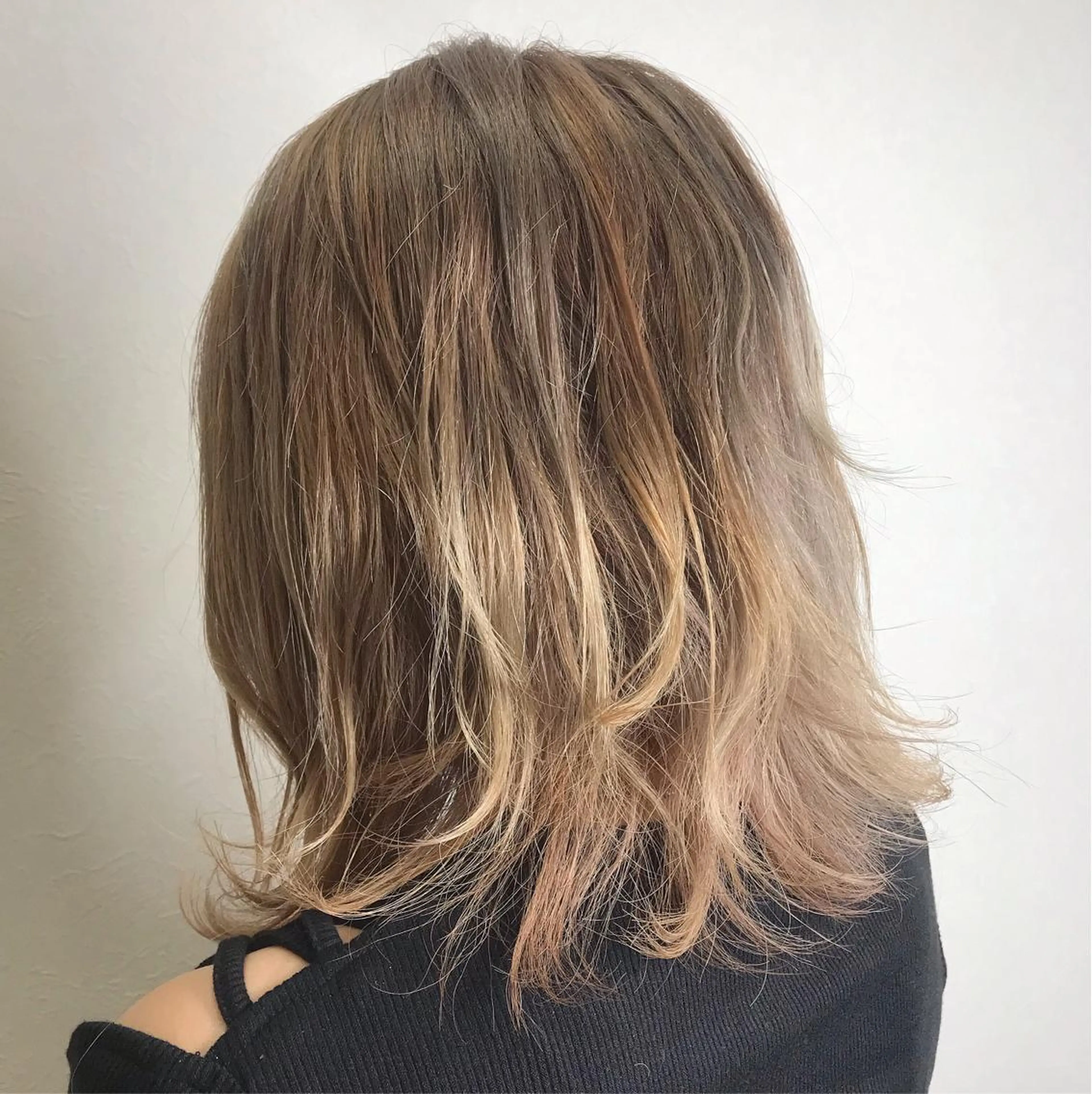 ミディアム カラー ベージュカラー ペールベージュ ヘアカラー 柴田 祐輔のヘアスタイル