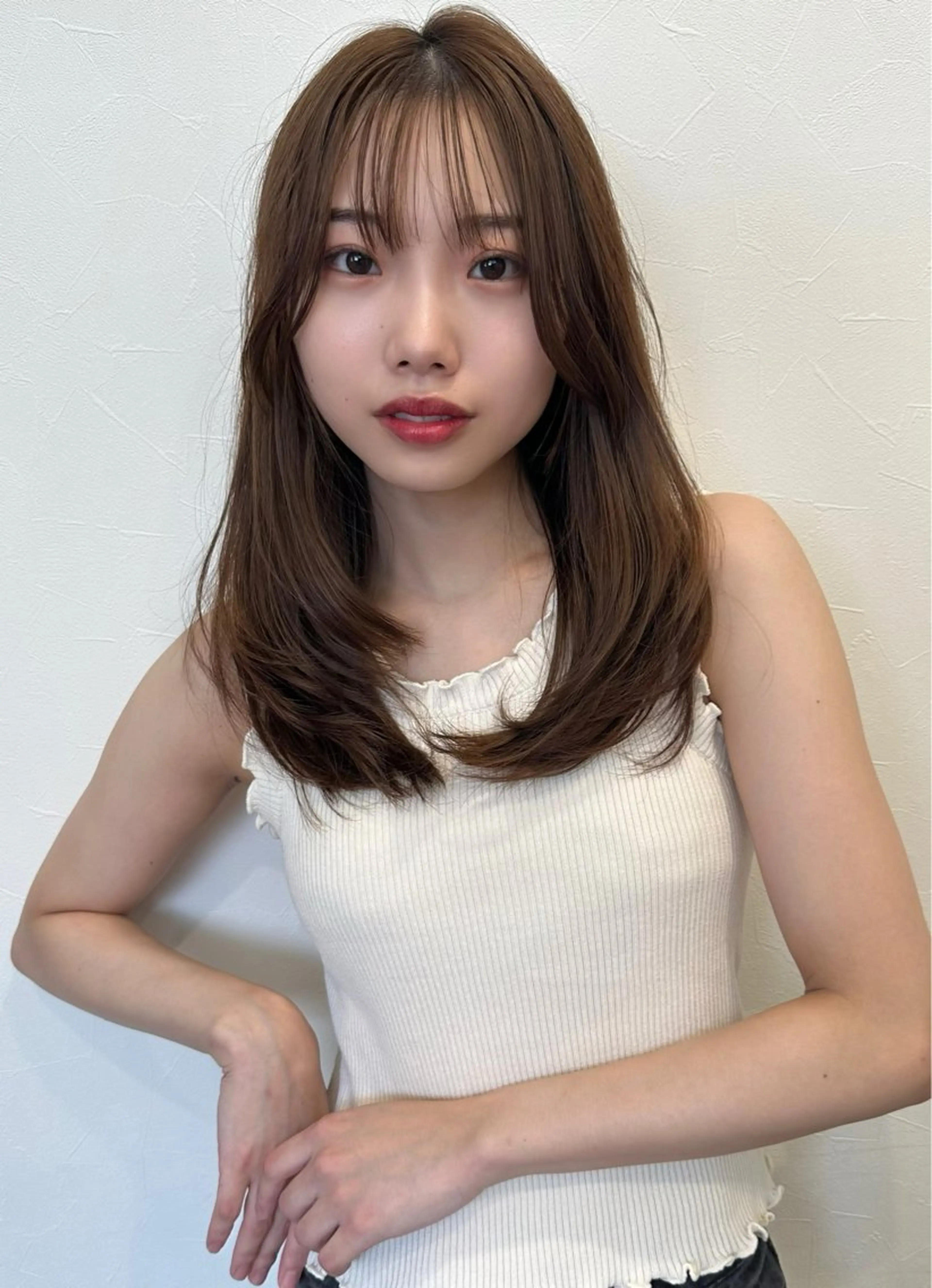 セミロング 白髪ぼかしハイライト レイヤー川口　元気のヘアスタイル