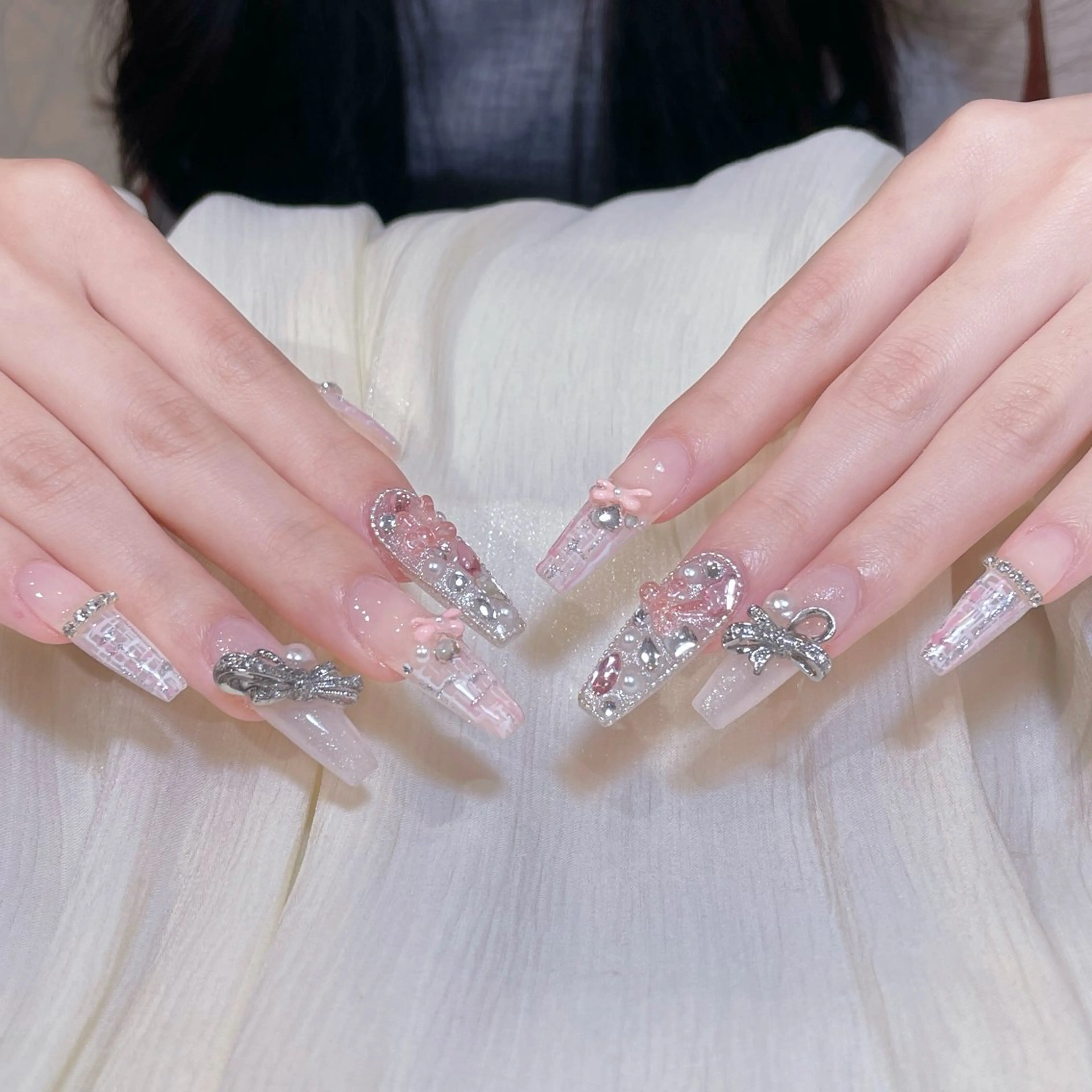 ネイル アートネイル オーロラネイル フラッシュネイル ガーリー キラキラネイル ハンドネイル Una NAILMANAMIのネイルデザイン