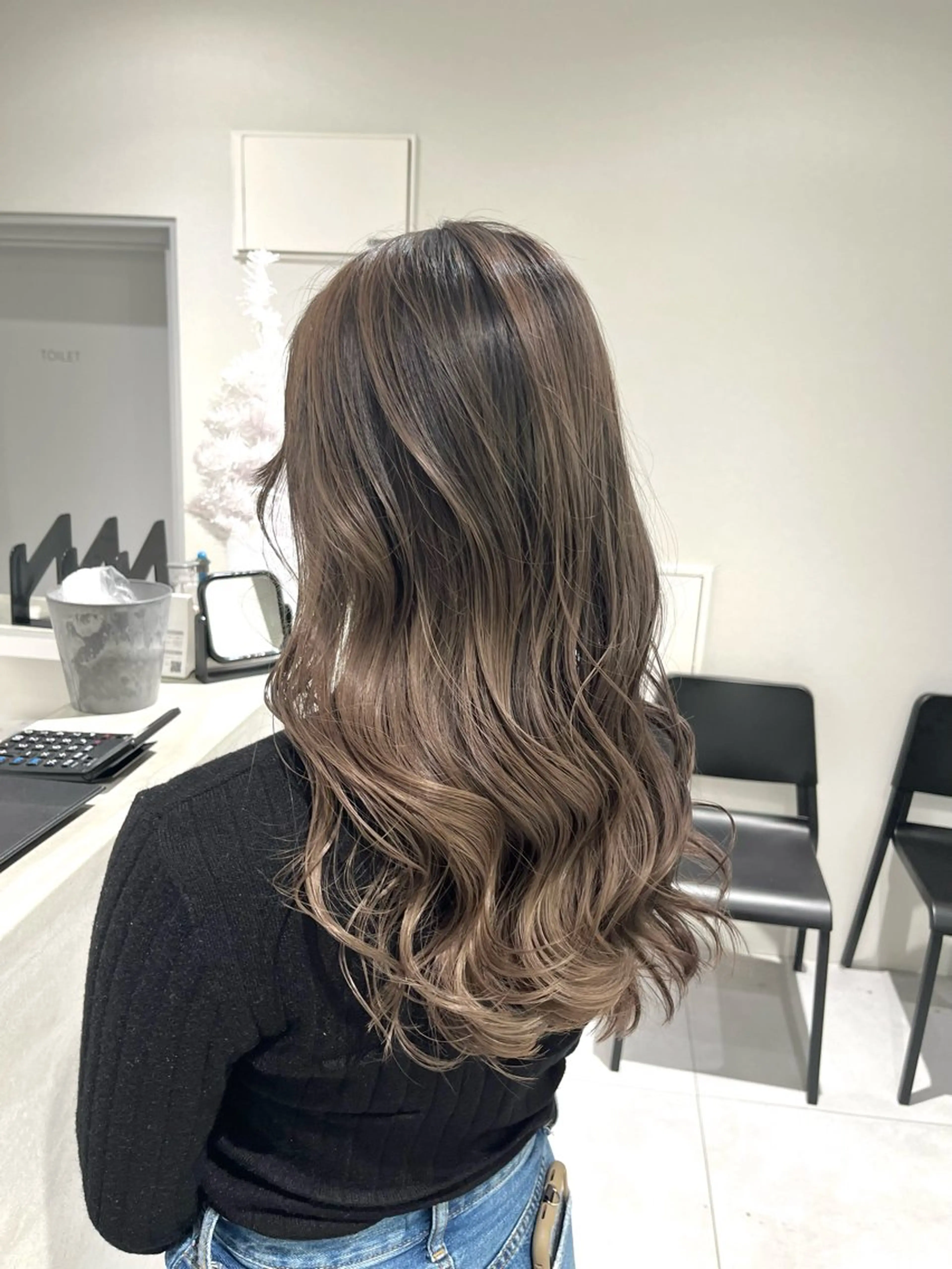 ロング カラー アッシュ ベージュカラー ブリーチ ヘアカラー ケアブリーチ 若杉圭大のヘアスタイル