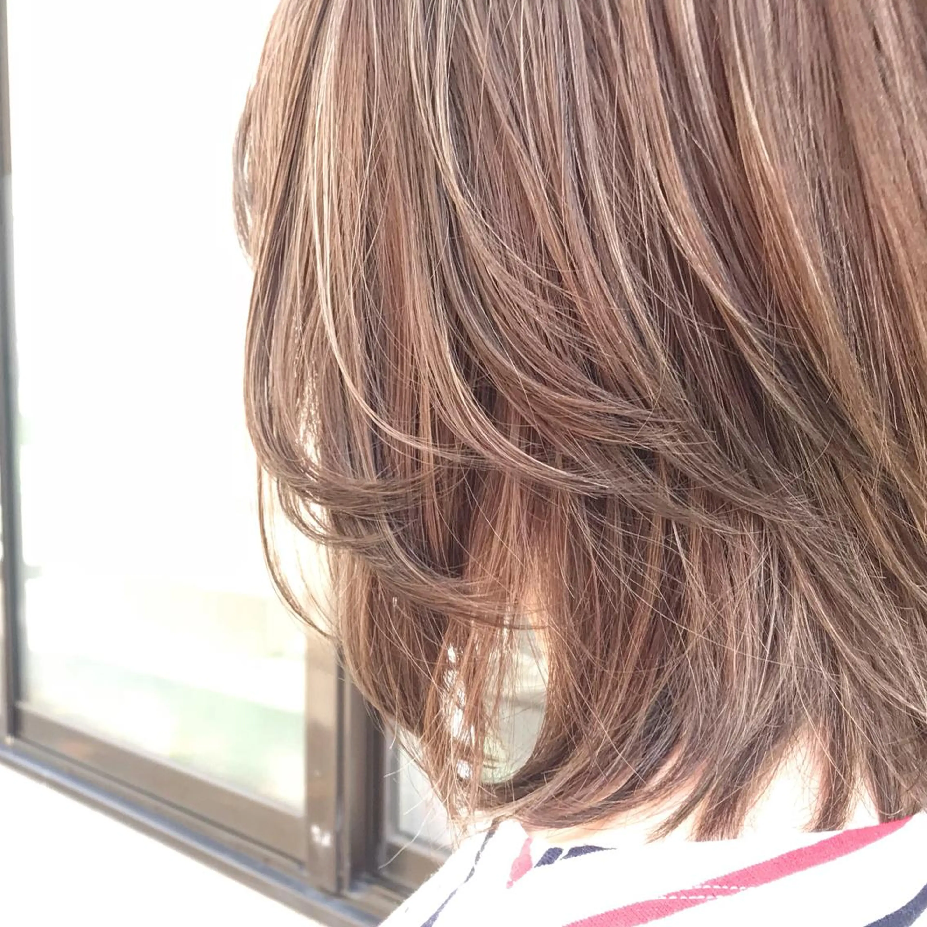 ミディアム カラー ヘアアレンジ バレイヤージュ ブリーチ グラデーションカラー ハイライトカラー ハイトーンカラー Mariana/ 鶴原-ハイライトのヘアスタイル