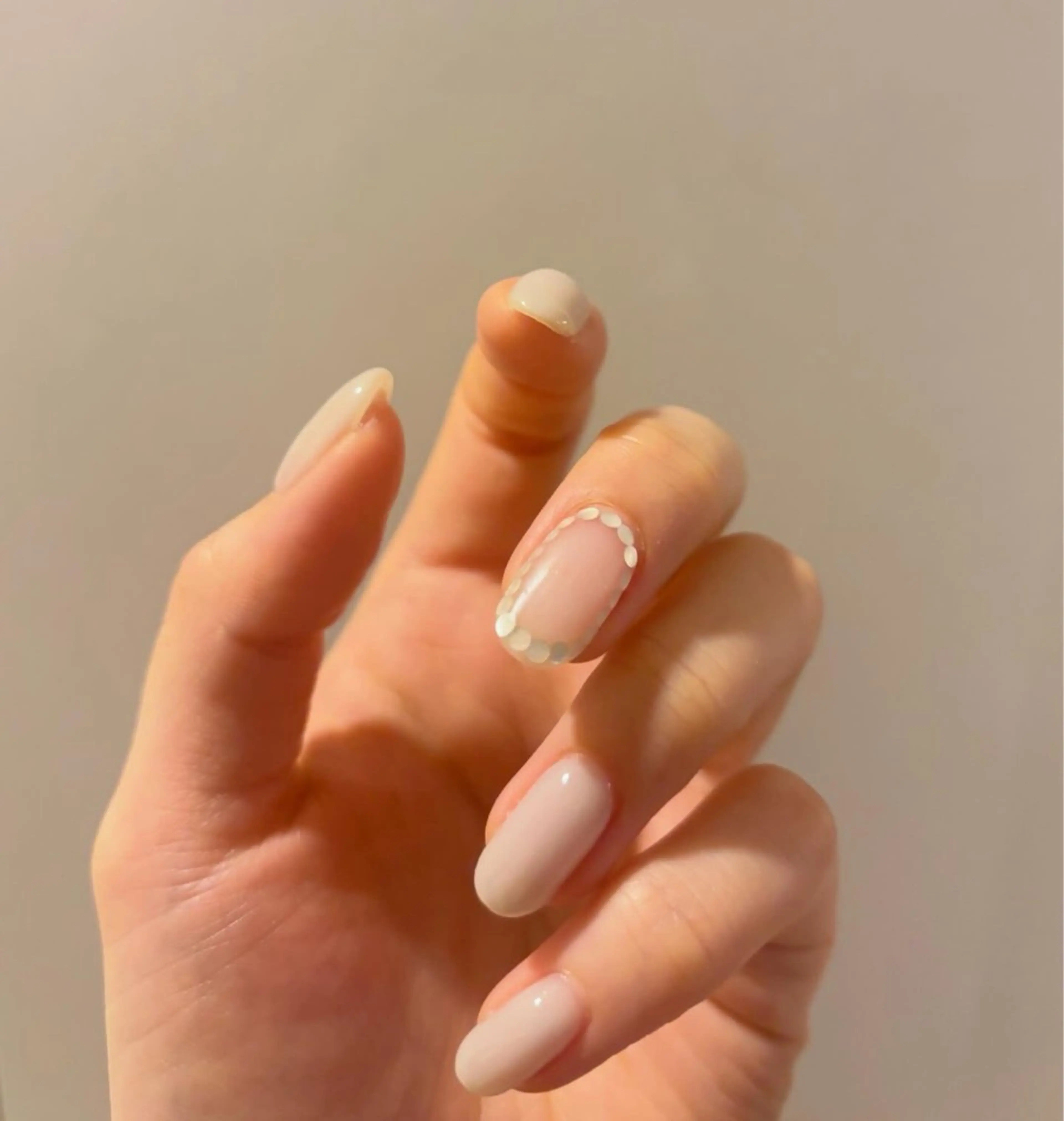 ネイル ホログラムネイル ラメ(グリッター) ニュアンスネイル ホワイト ハンドネイル Elio所属・Elio 国泰寺のネイルデザイン