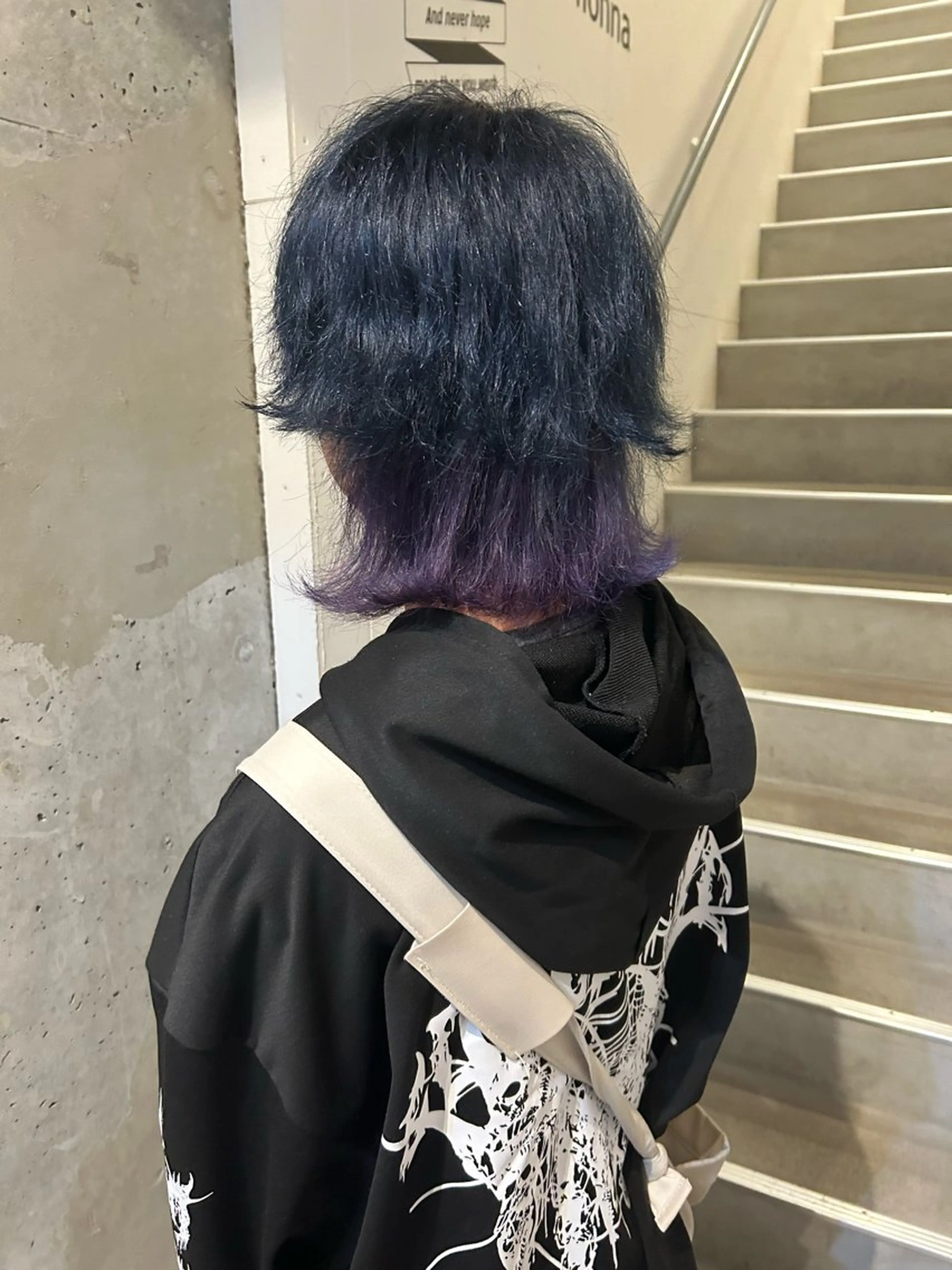 ミディアム カラー ネイビーカラー バイオレットカラー ヘアカラー トリートメント AILEE所属・ウルフカット レイヤーカット上柿のヘアスタイル