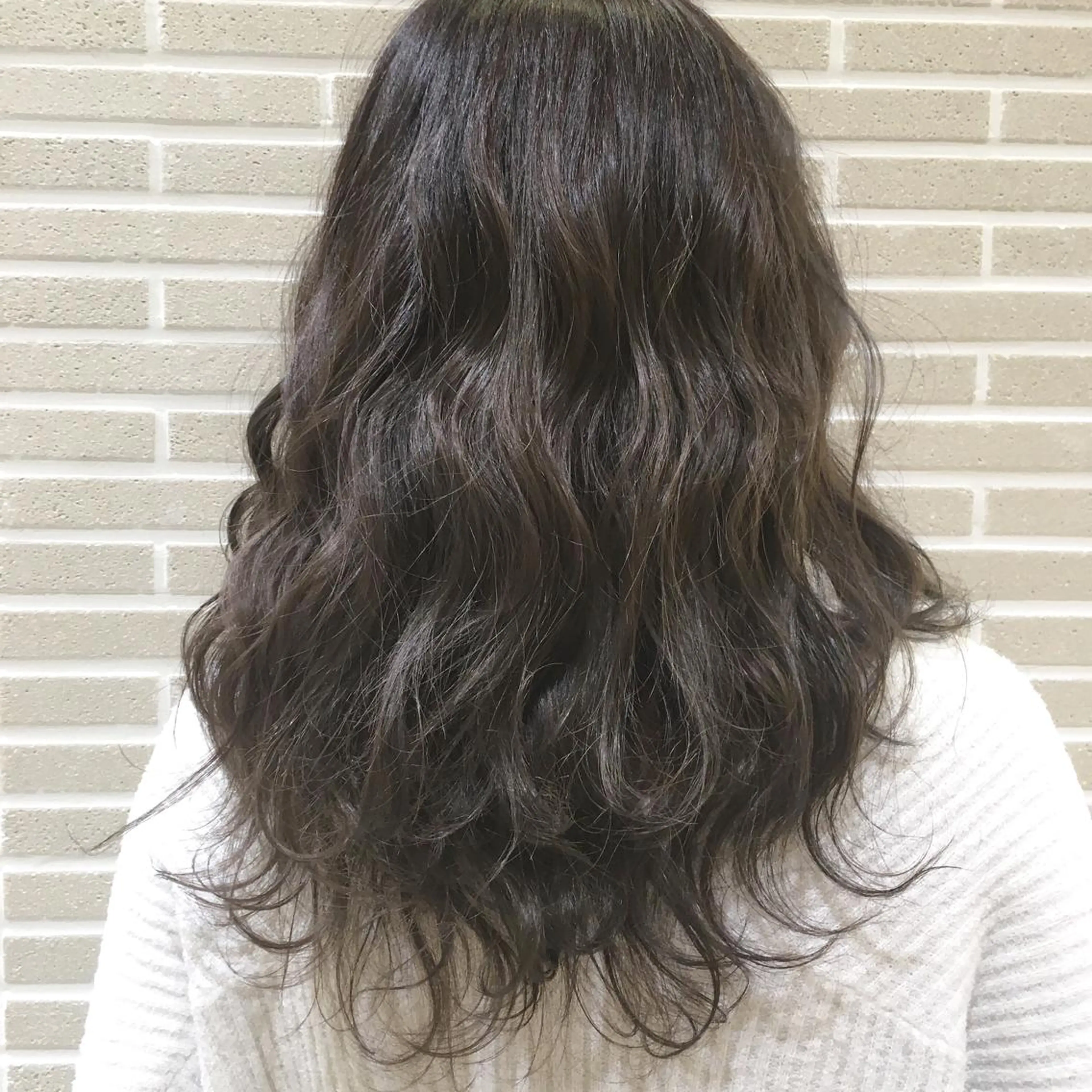 ロング カラー ブリーチ グレージュ 潟上 菜摘のヘアスタイル
