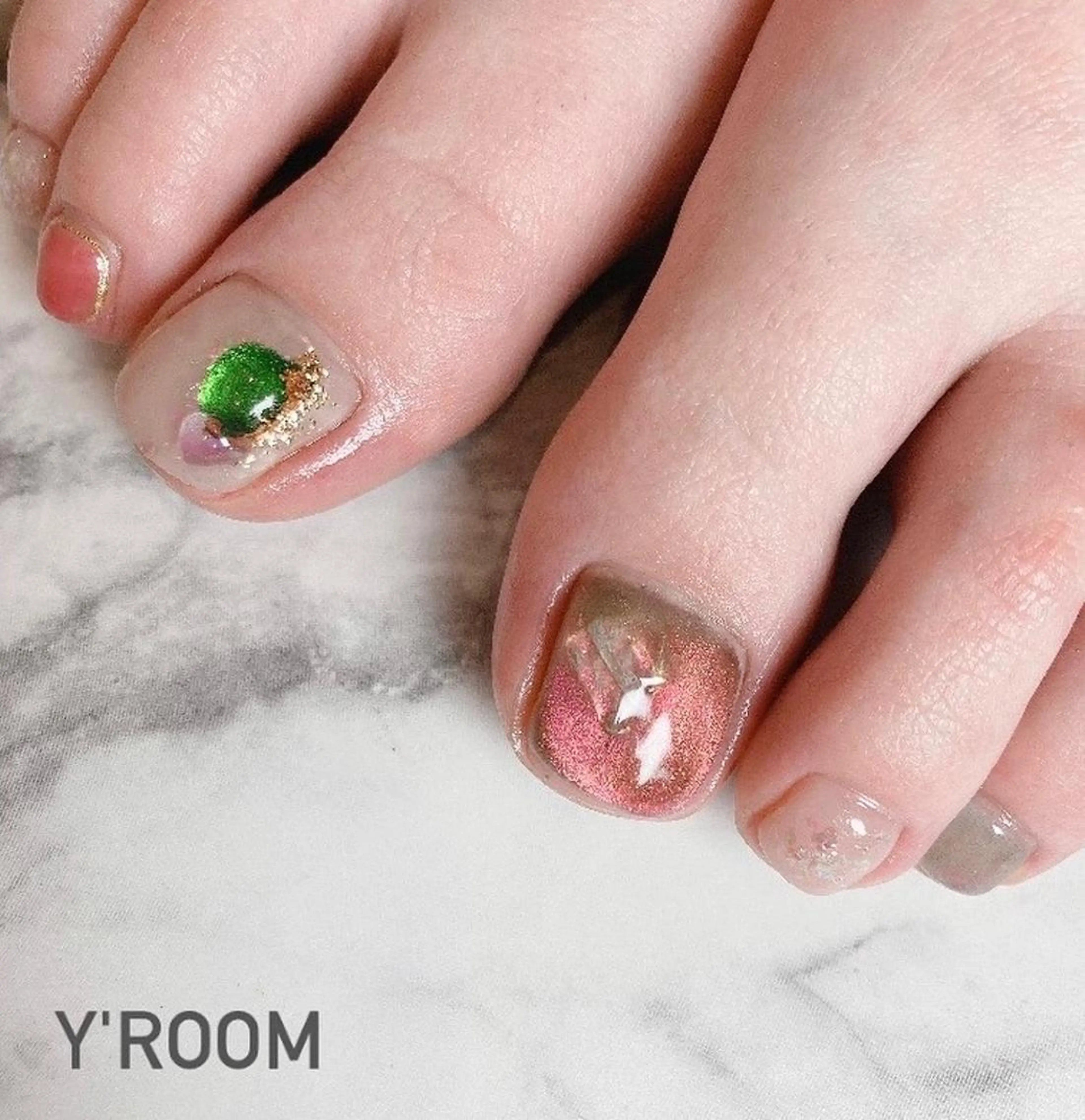 ネイル オーロラネイル フラッシュネイル フットネイル ジェルネイル 氷ネイル・うるうるネイル YUKA （ネイリスト）のネイルデザイン