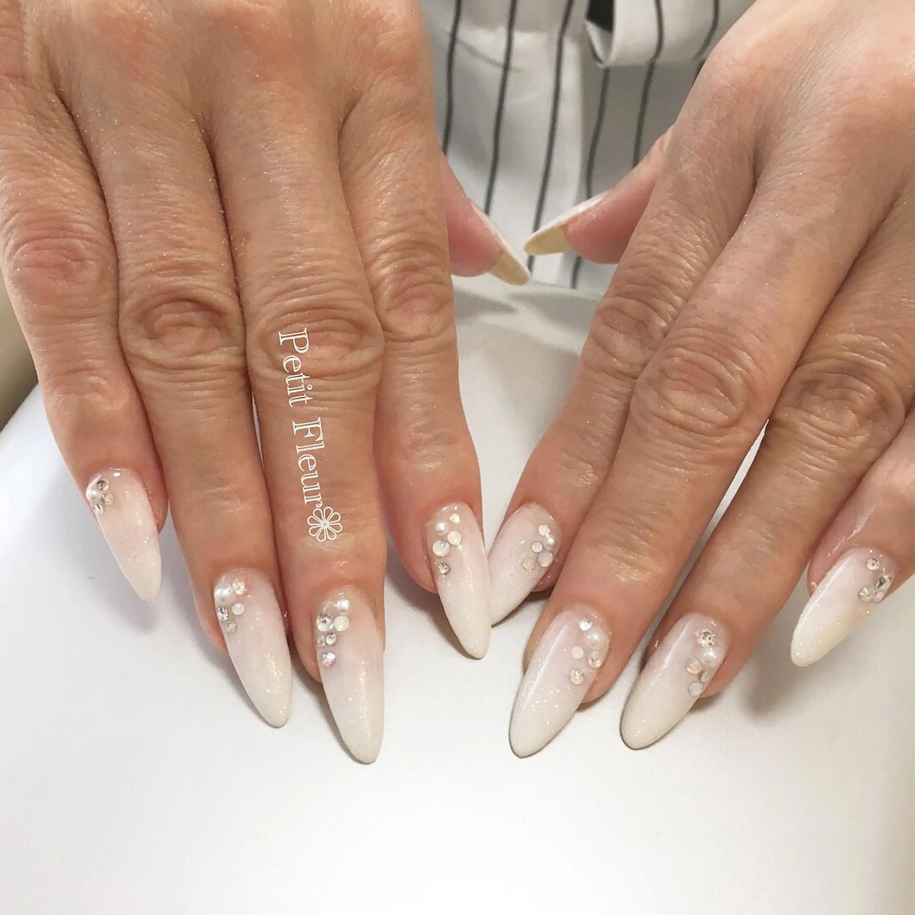 ネイル グラデーション ラメ(グリッター) ロングネイル ホワイト Petit Fleur所属・青柳 亜梨奈のマツエク・マツパデザイン