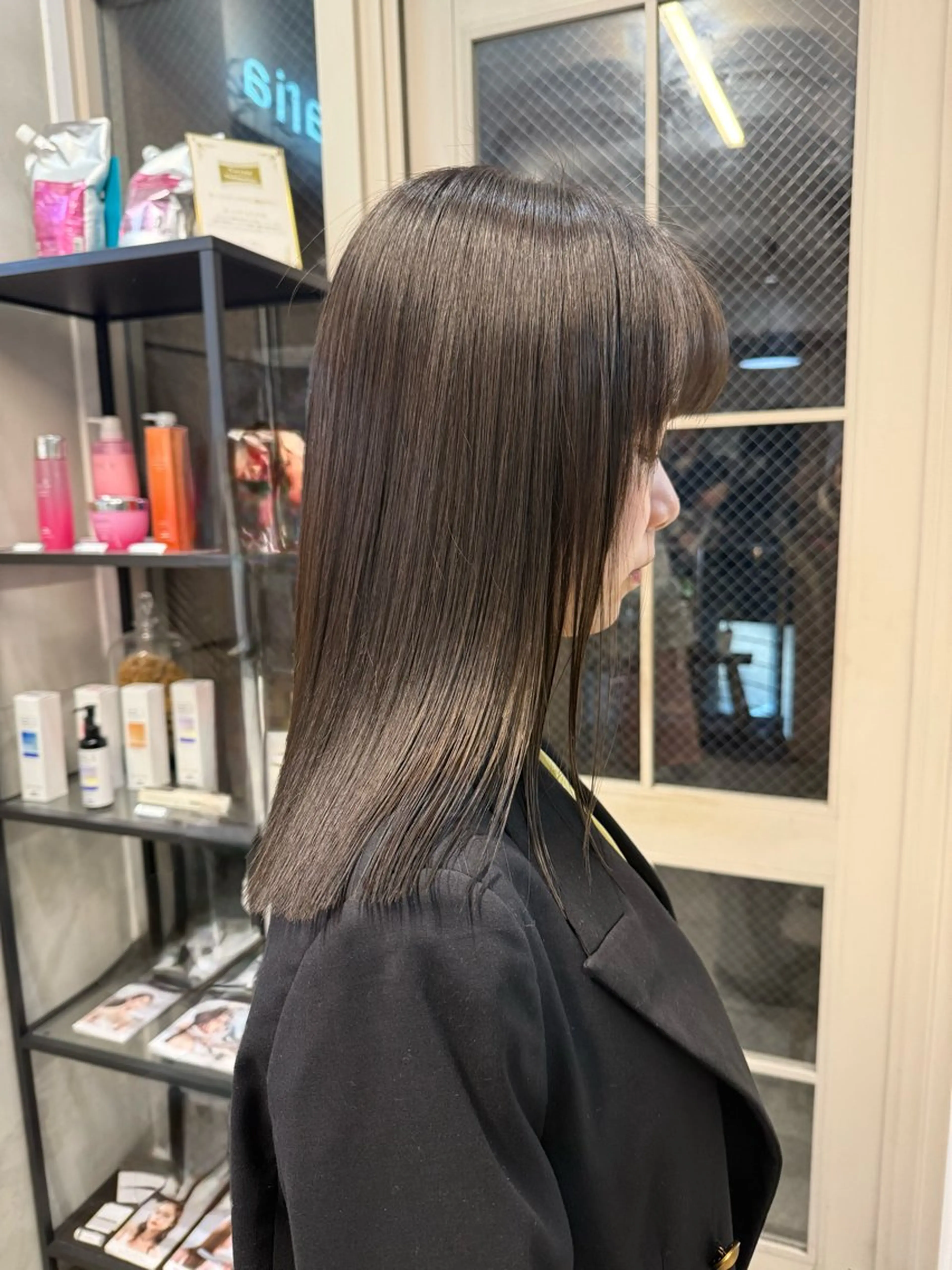 ミディアム カラー カット ヘアカラー 縮毛矯正 トリートメント ミルクティー× グレージュMOMOのヘアスタイル