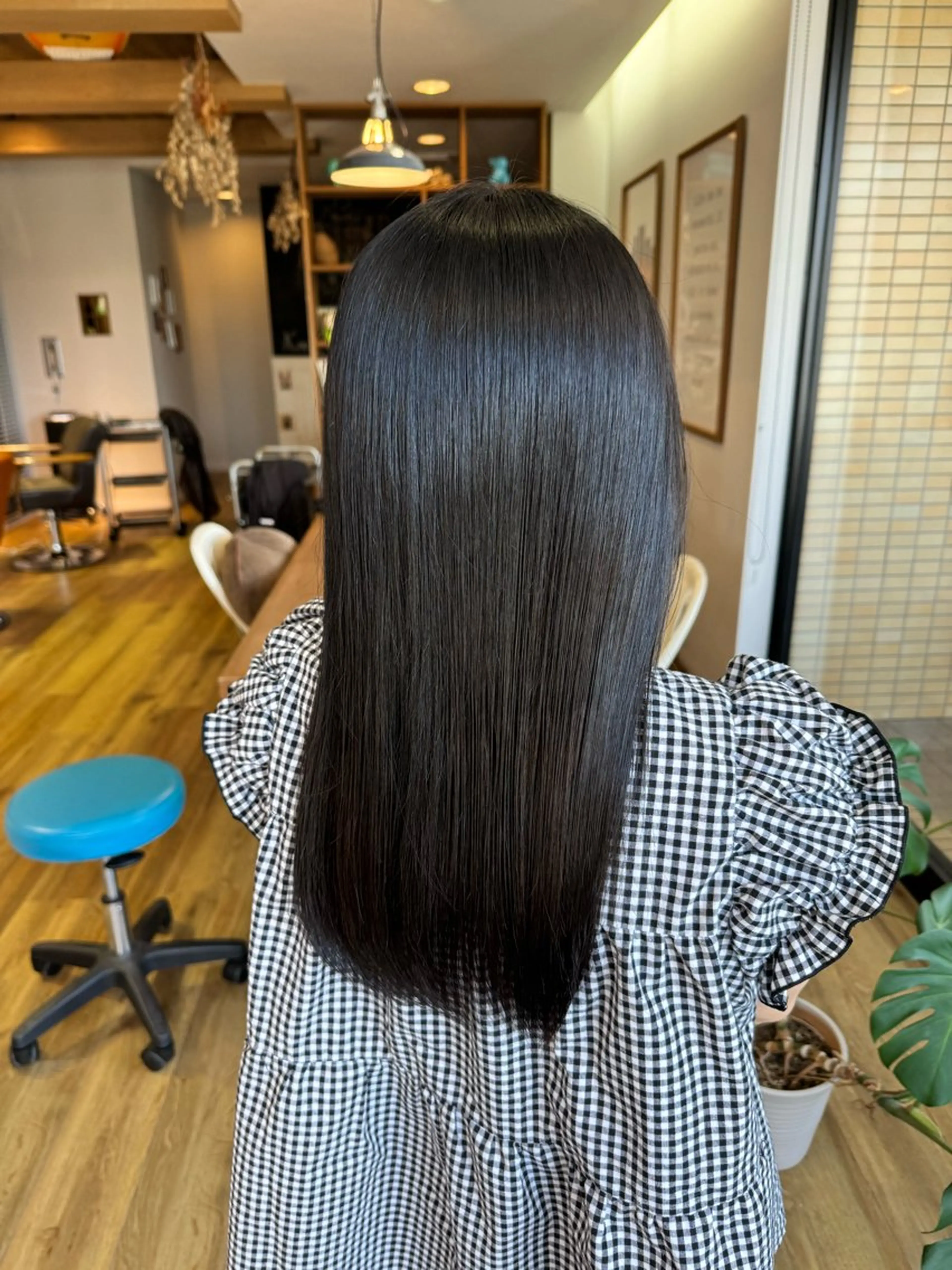 ロング カラー 黒髪 ブルーカラー ブルーブラック ヘアカラー トリートメント ツキダテ ユイのヘアスタイル