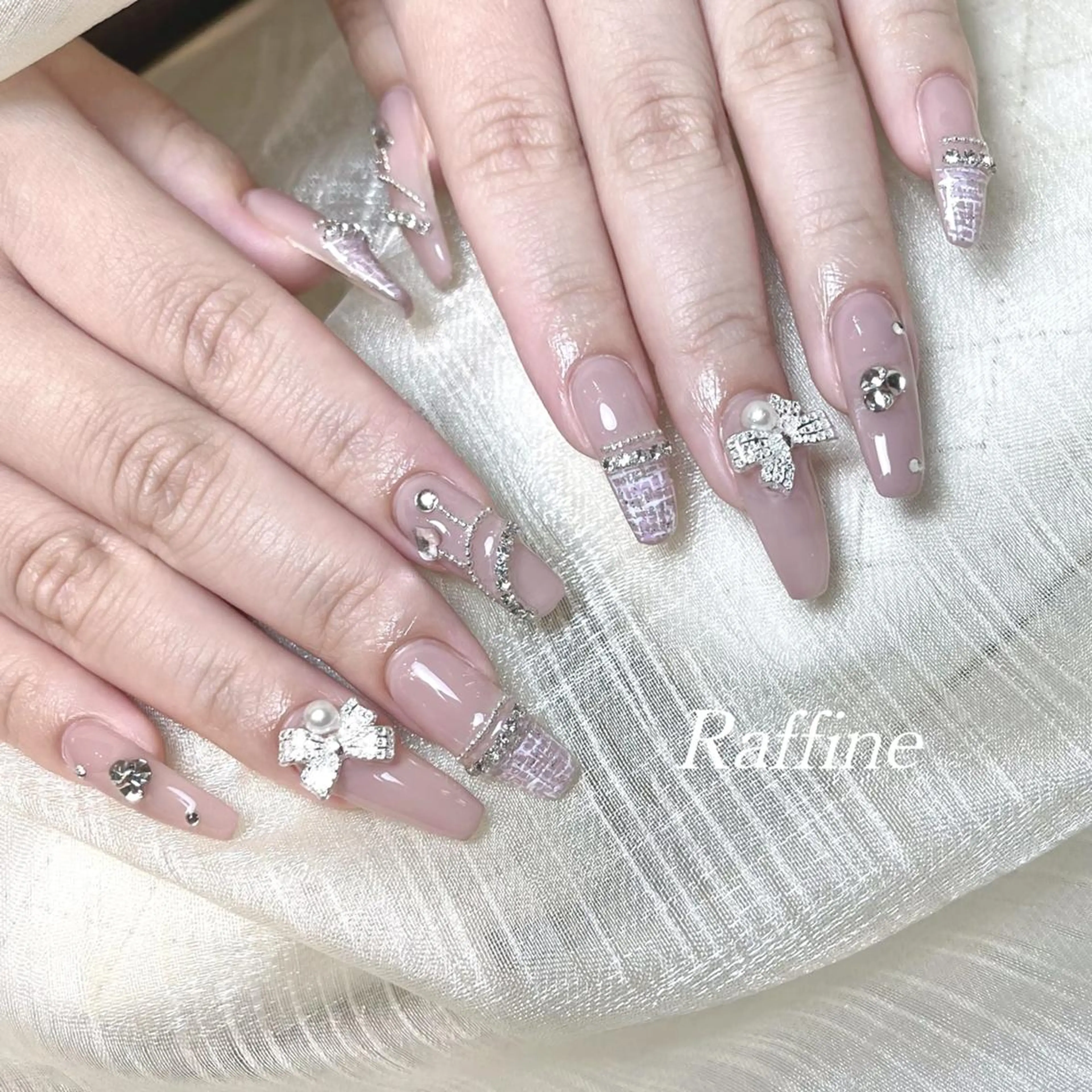 ネイル RAFFINE 月🦋🩵のネイルデザイン